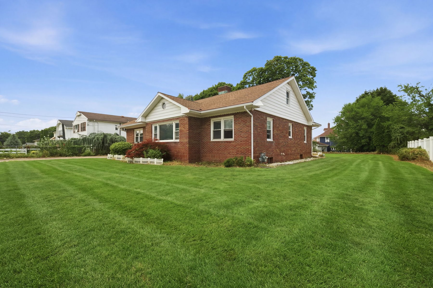  Charming Brick Ranch Home Ready for Your Vision - 物件實景