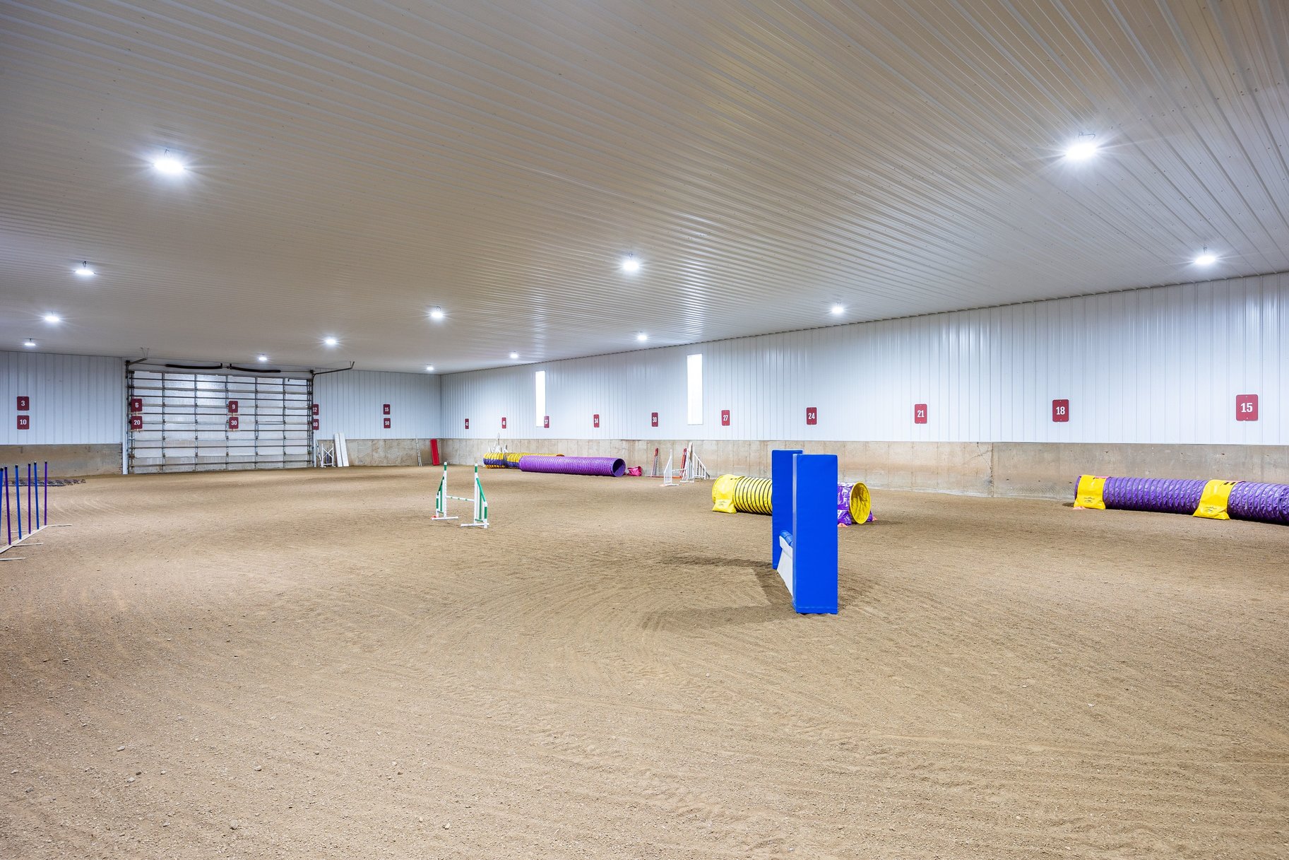  Incredibly Well-Maintained Horse Property with Indoor Arena & Views - 物件實景
