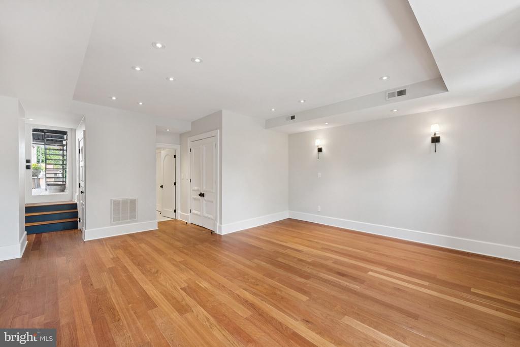 Washington, District of Columbia, 20009, United States, 4 Bedrooms Bedrooms, ,4 BathroomsBathrooms,Residential,For Sale,1902983