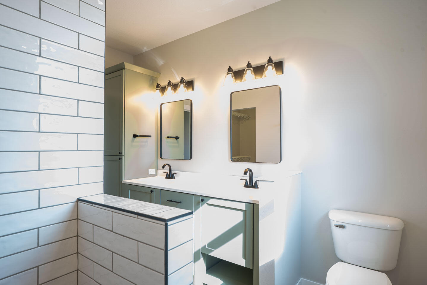 Holmen, Wisconsin, 54636, United States, 5 Bedrooms Bedrooms, ,3 BathroomsBathrooms,Residential,For Sale,1986316