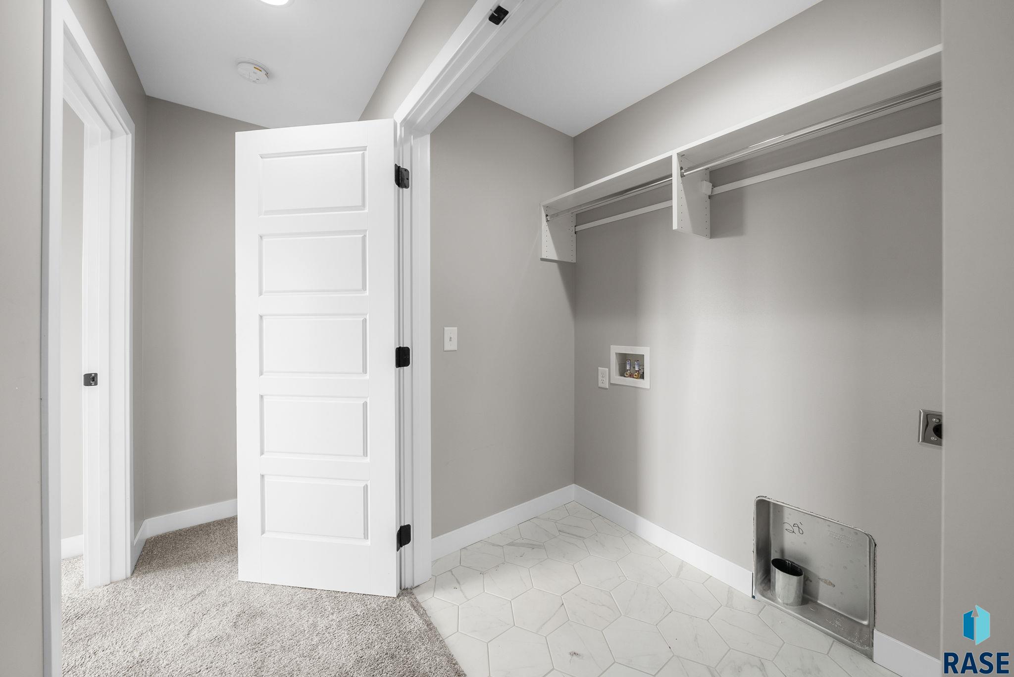 Sioux Falls, South Dakota, 57110, United States, 6 Bedrooms Bedrooms, ,4 BathroomsBathrooms,Residential,For Sale,1892157