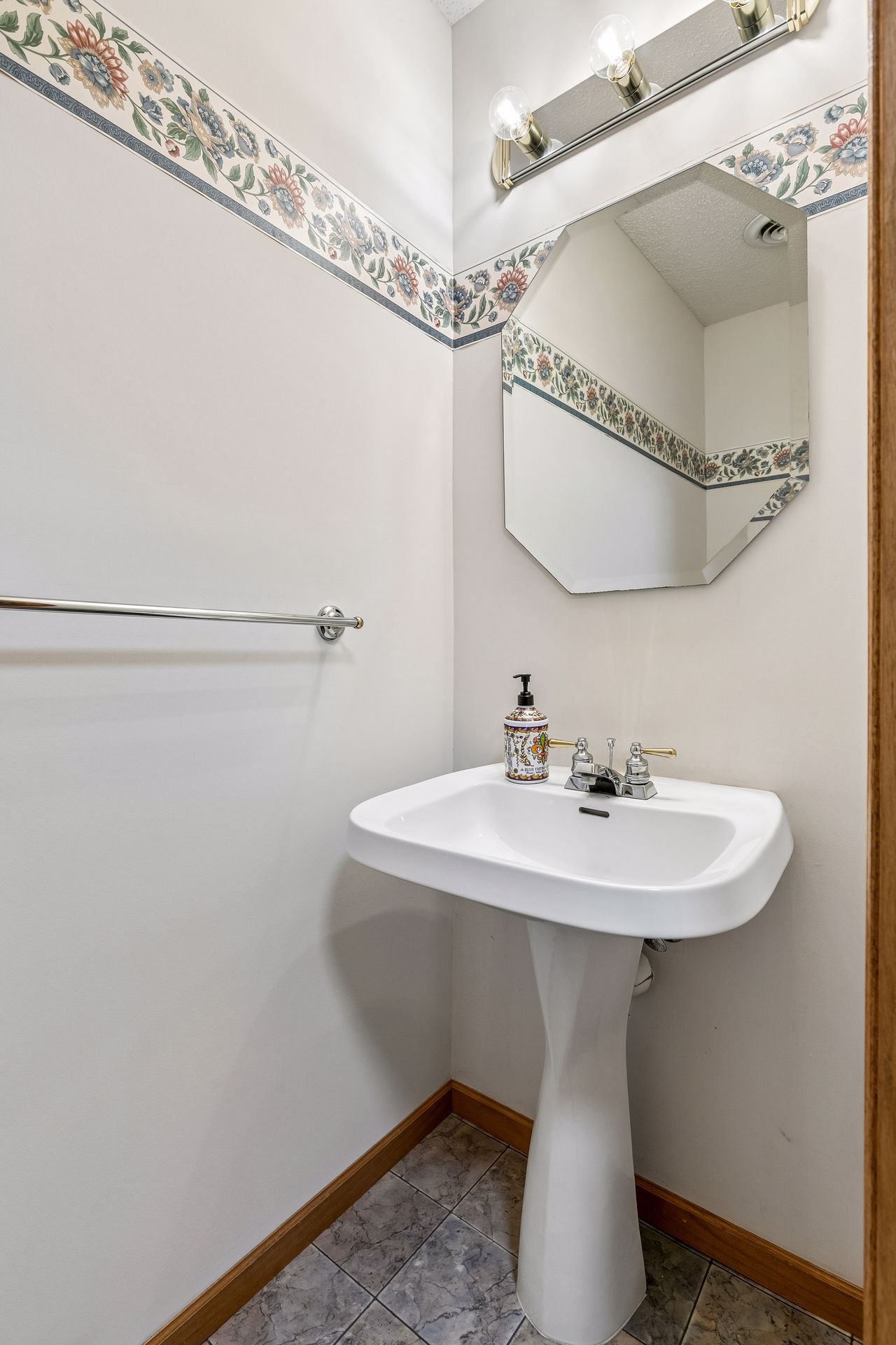  Cul-de-Sac Living with Over an Acre of Land - 物件實景