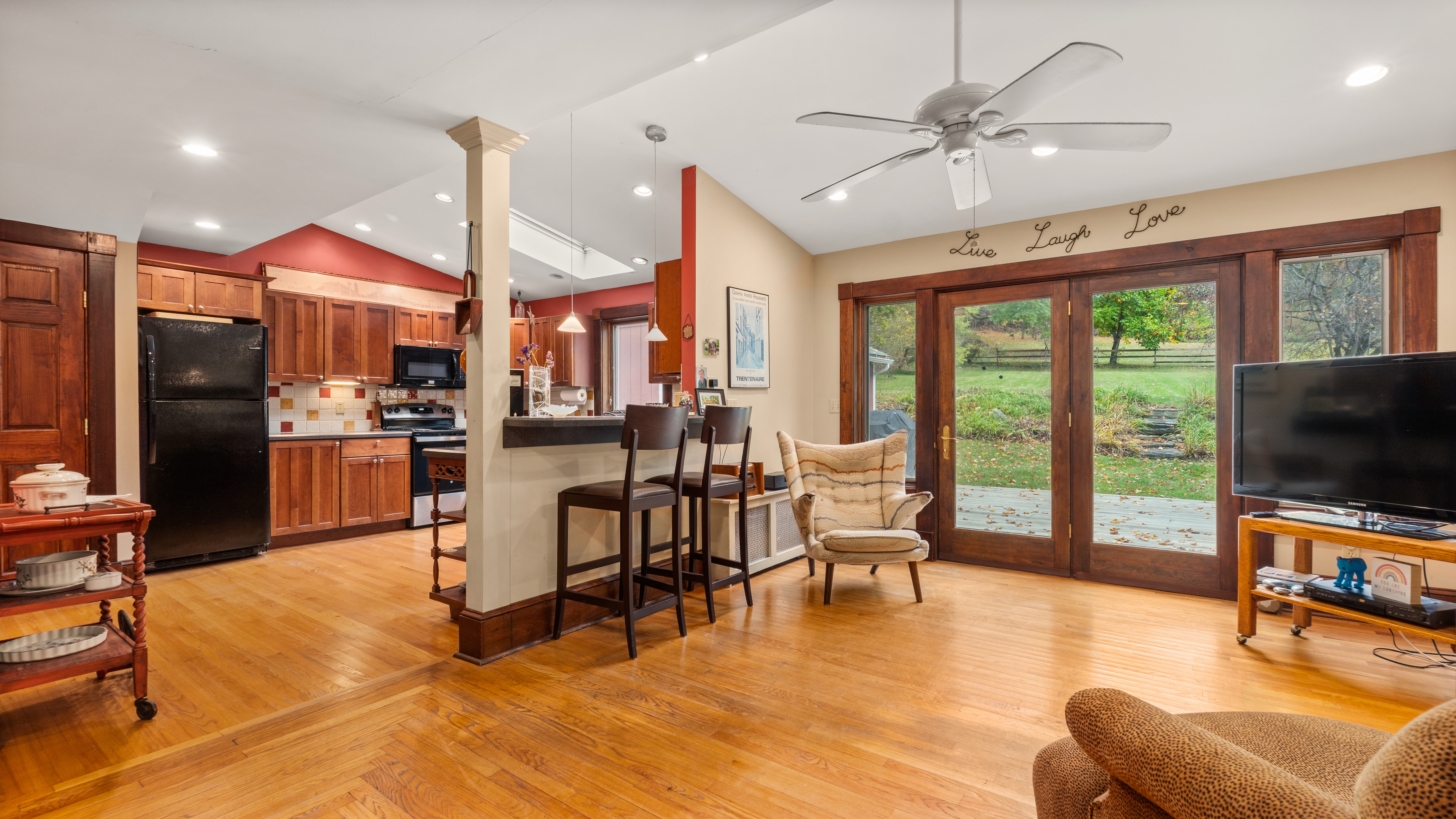  Charming Dutch Colonial in Lovely Lee Location - 物件實景