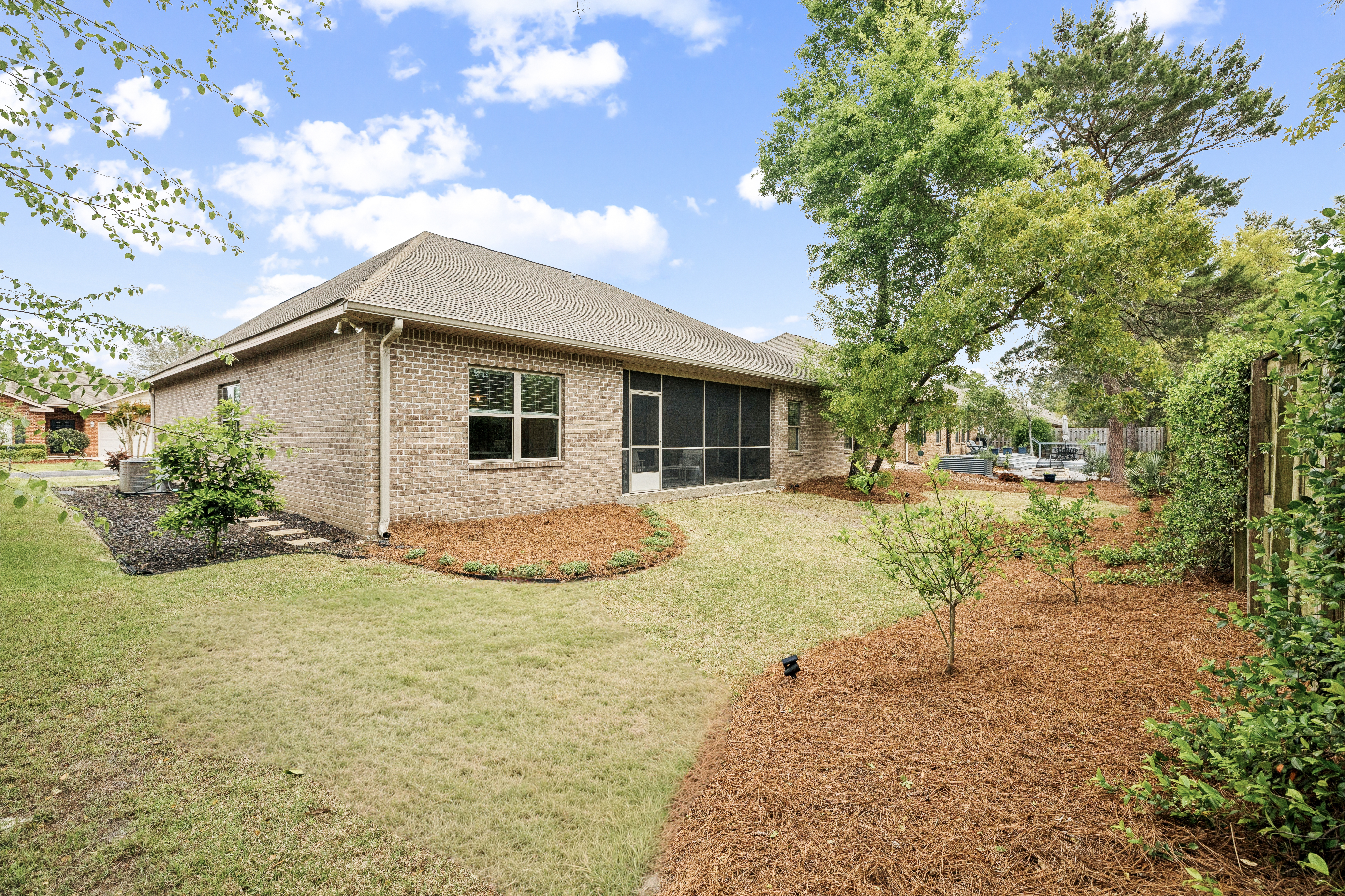  Immaculate, Spacious Single-Level Living Home with Screened Outdoor Living - 物件實景