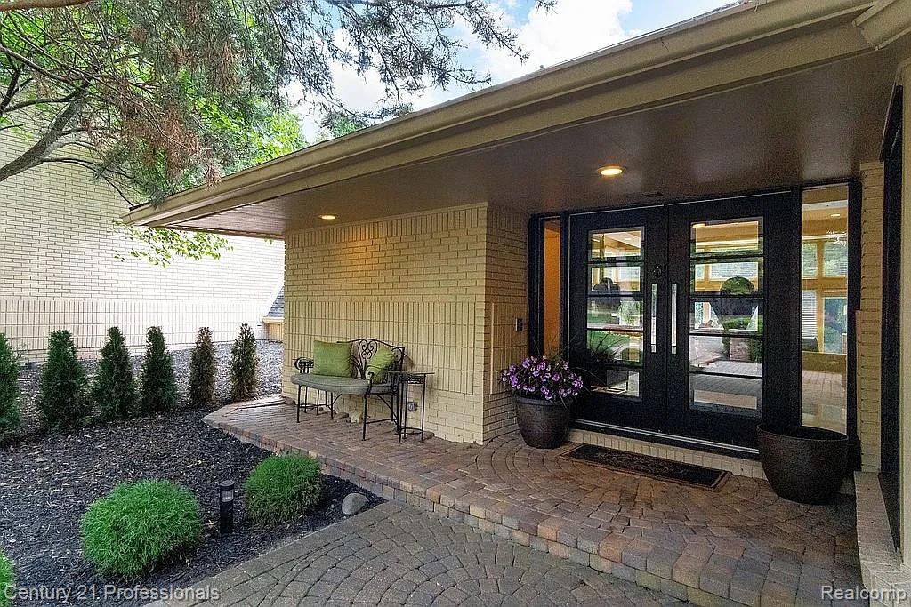 OrchardLake, Michigan, 48323, United States, 5 Bedrooms Bedrooms, ,5 BathroomsBathrooms,Residential,For Sale,1980200