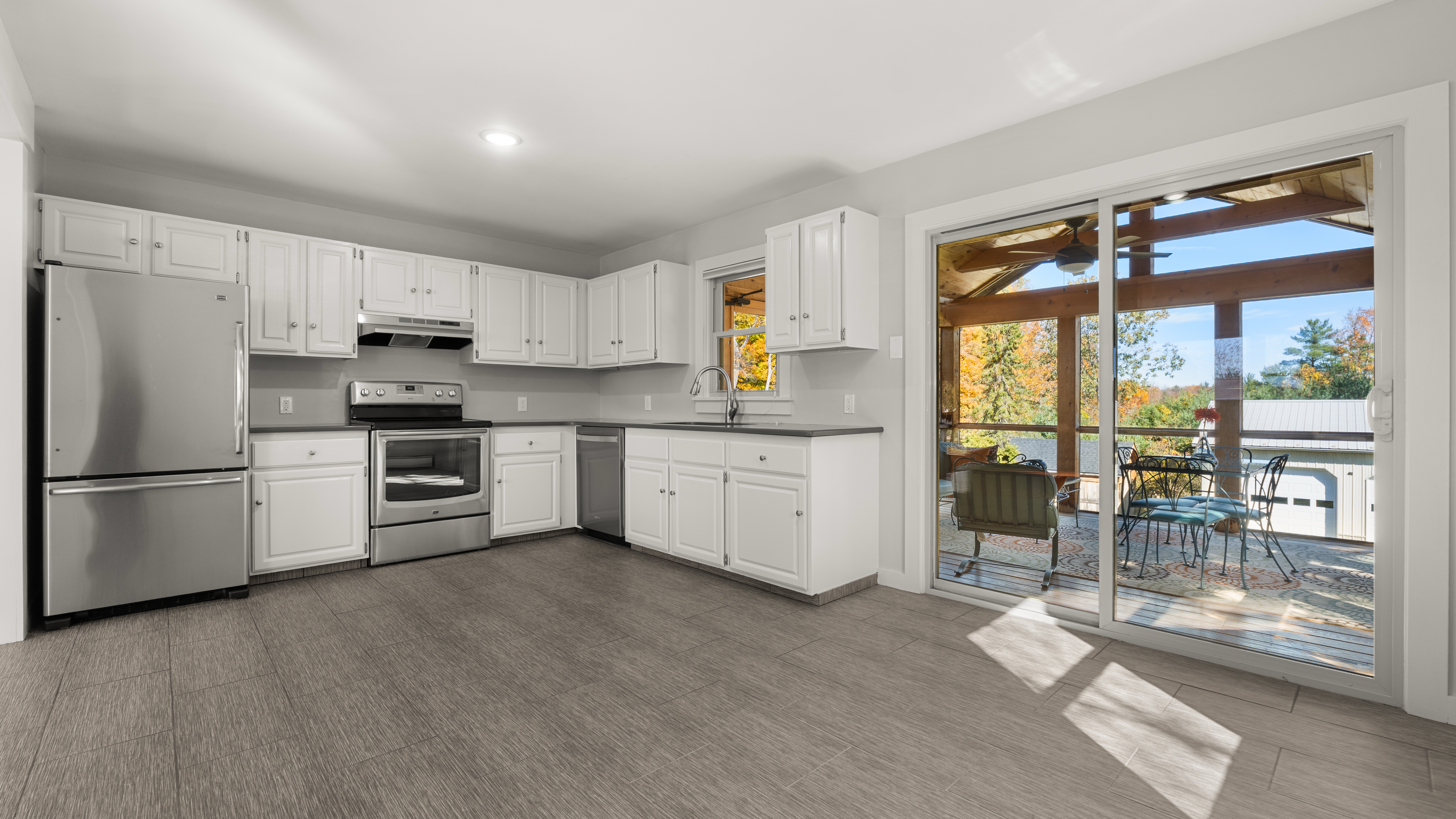 Move-In Ready Pittsfield Raised Ranch  Updated 3-Bed with Heated 3-Bay Detached - 物件實景