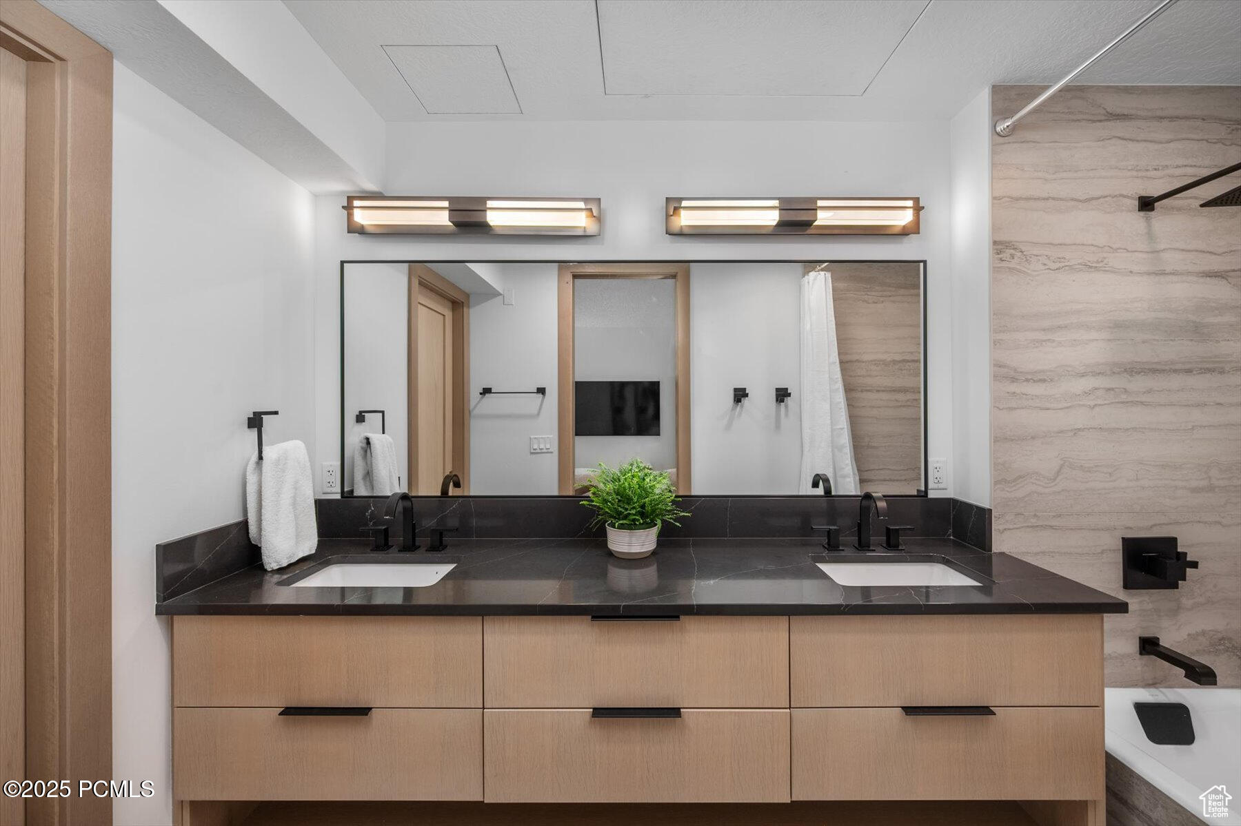 Park City, Utah, 84060, United States, 2 Bedrooms Bedrooms, ,2 BathroomsBathrooms,Residential,For Sale,1989622