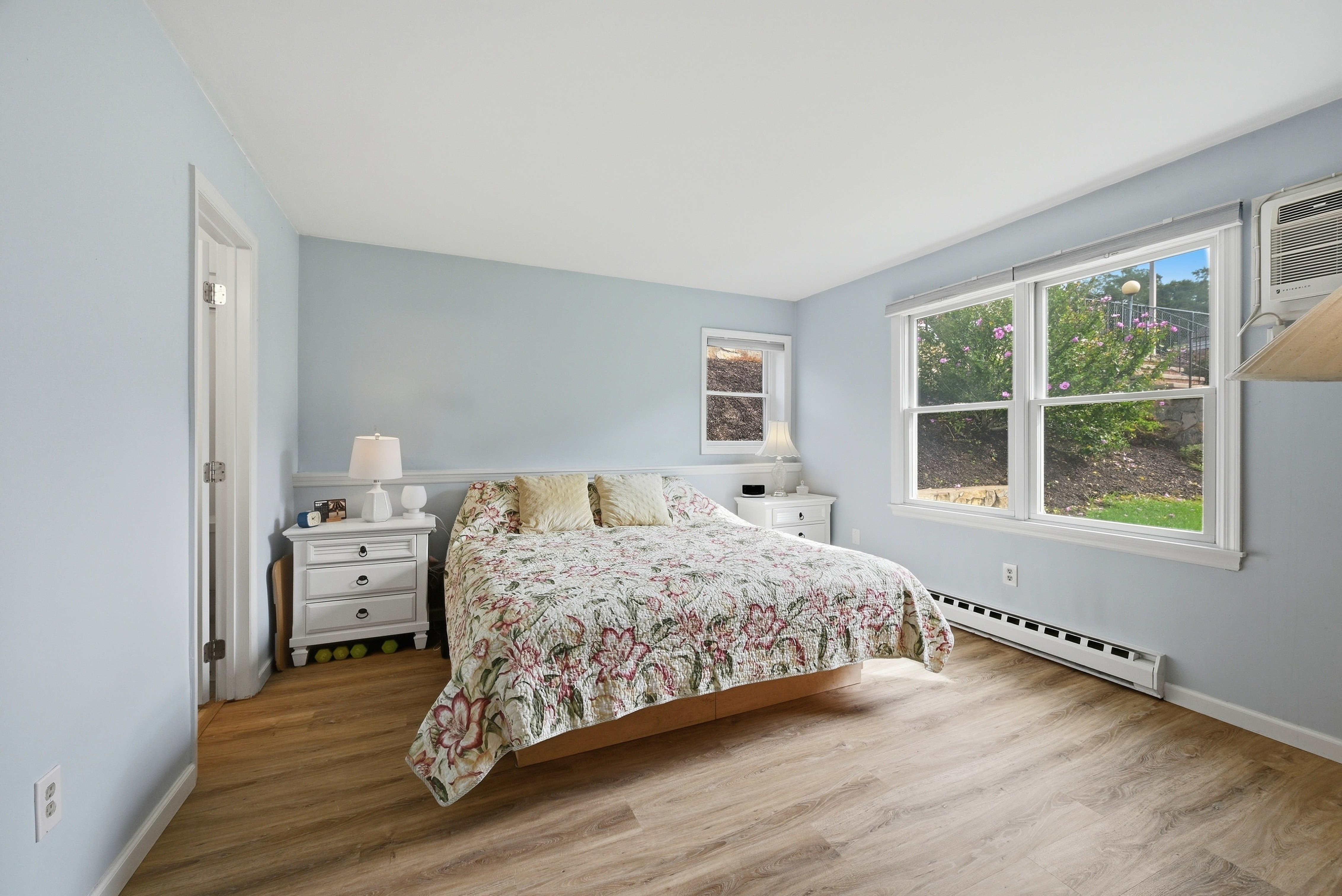  Immaculate Lower-Level End Unit - 物件實景