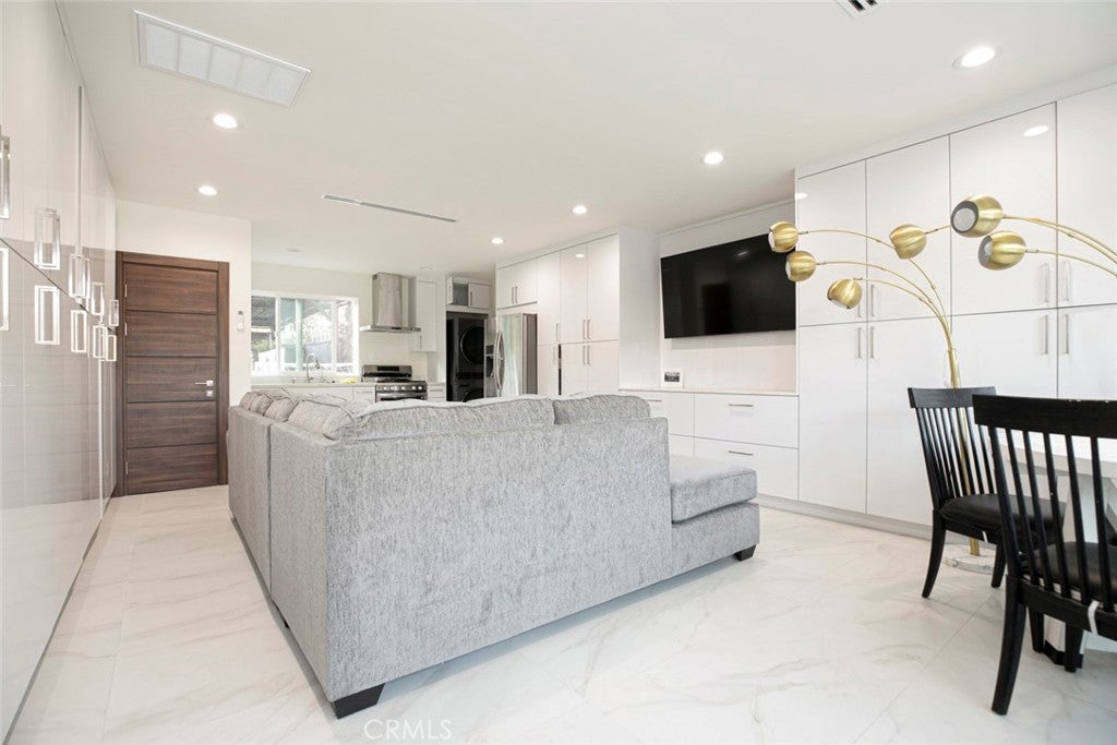 Glendale, California, 91201, United States, 4 Bedrooms Bedrooms, ,5 BathroomsBathrooms,Residential,For Sale,1969452