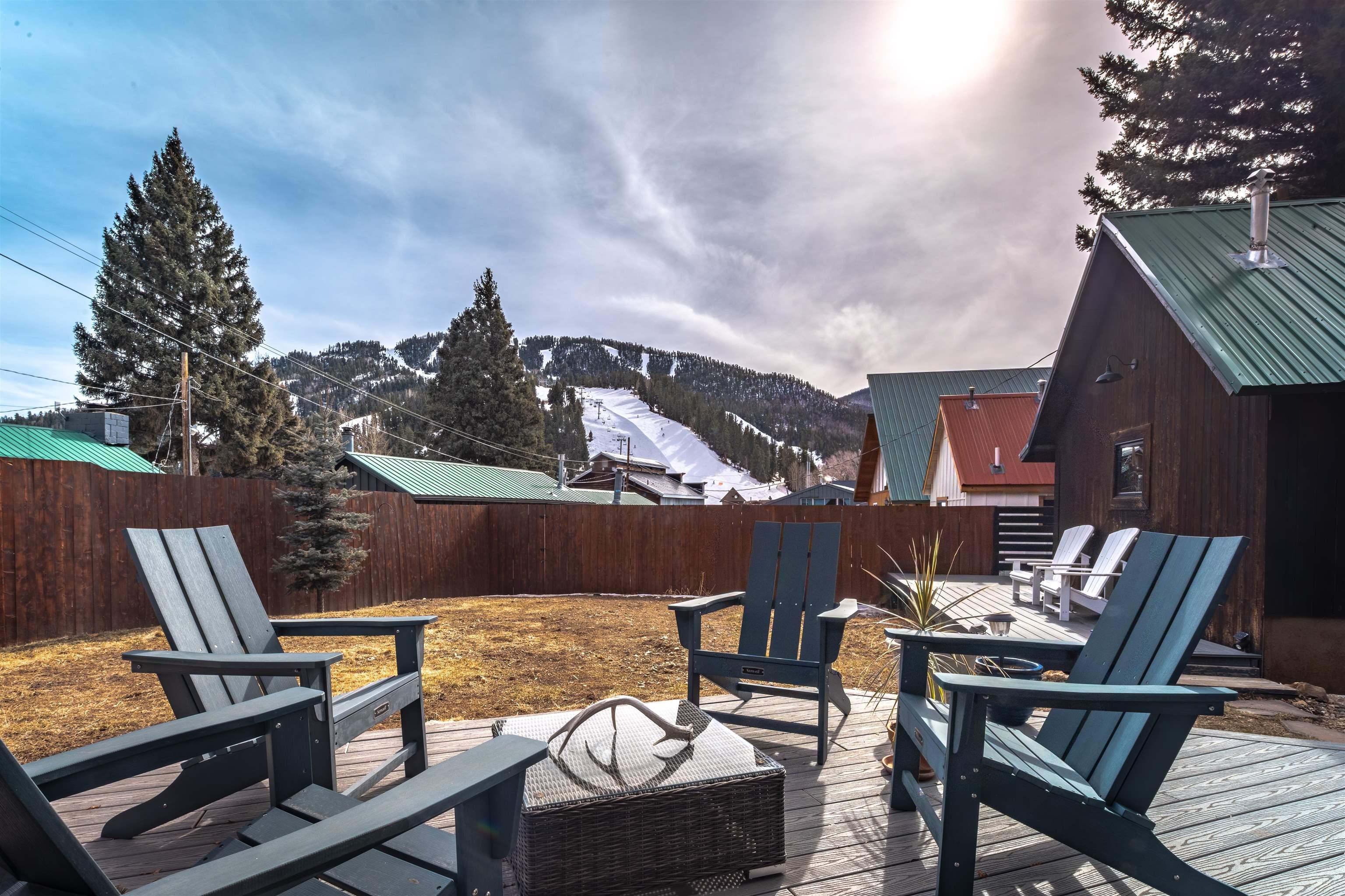 413 High St, Red River, NM 87558