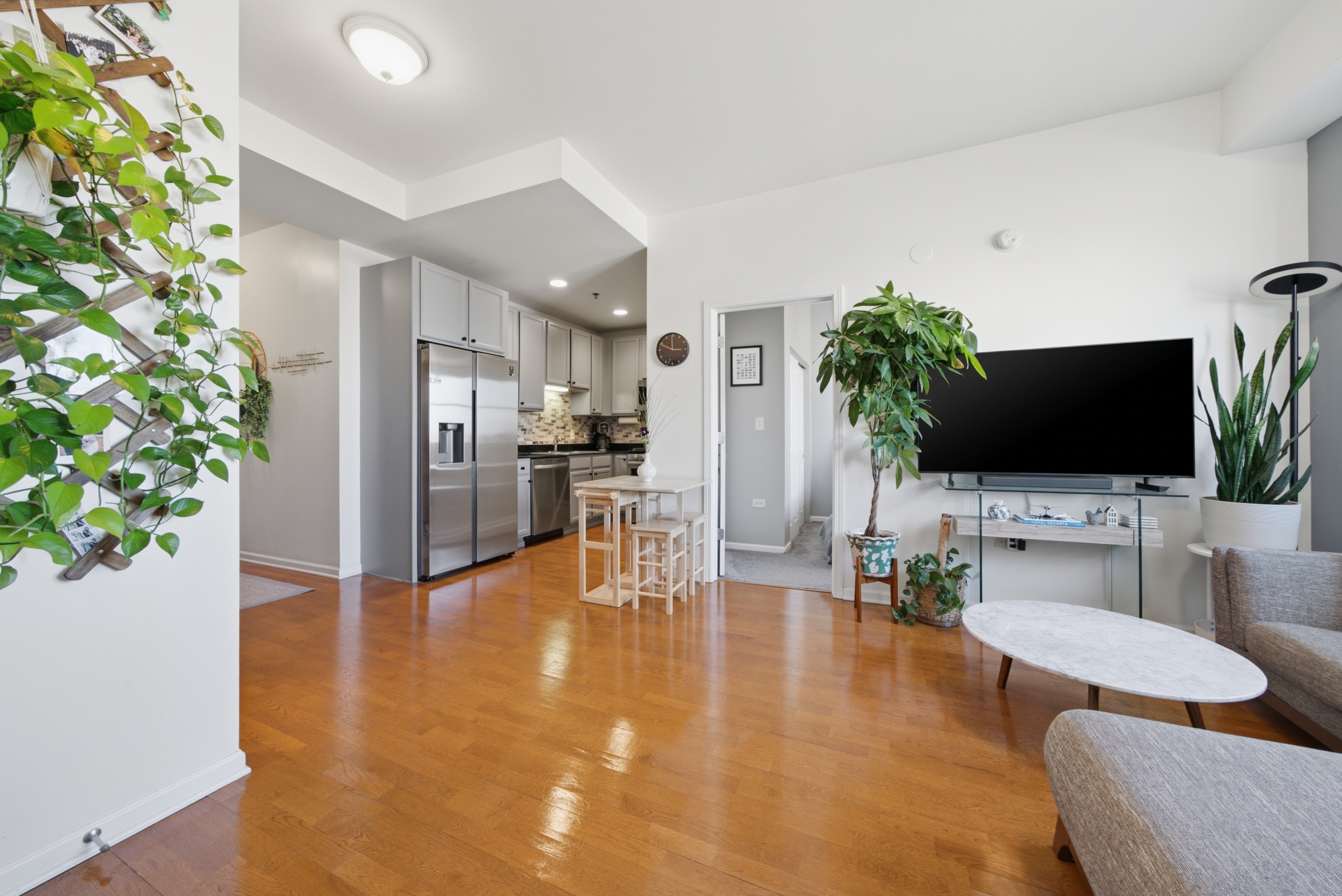  Enjoy the Best of City Living in this Bright, High-floor 2 Bedroom, 1 Bath Condo - 物件實景
