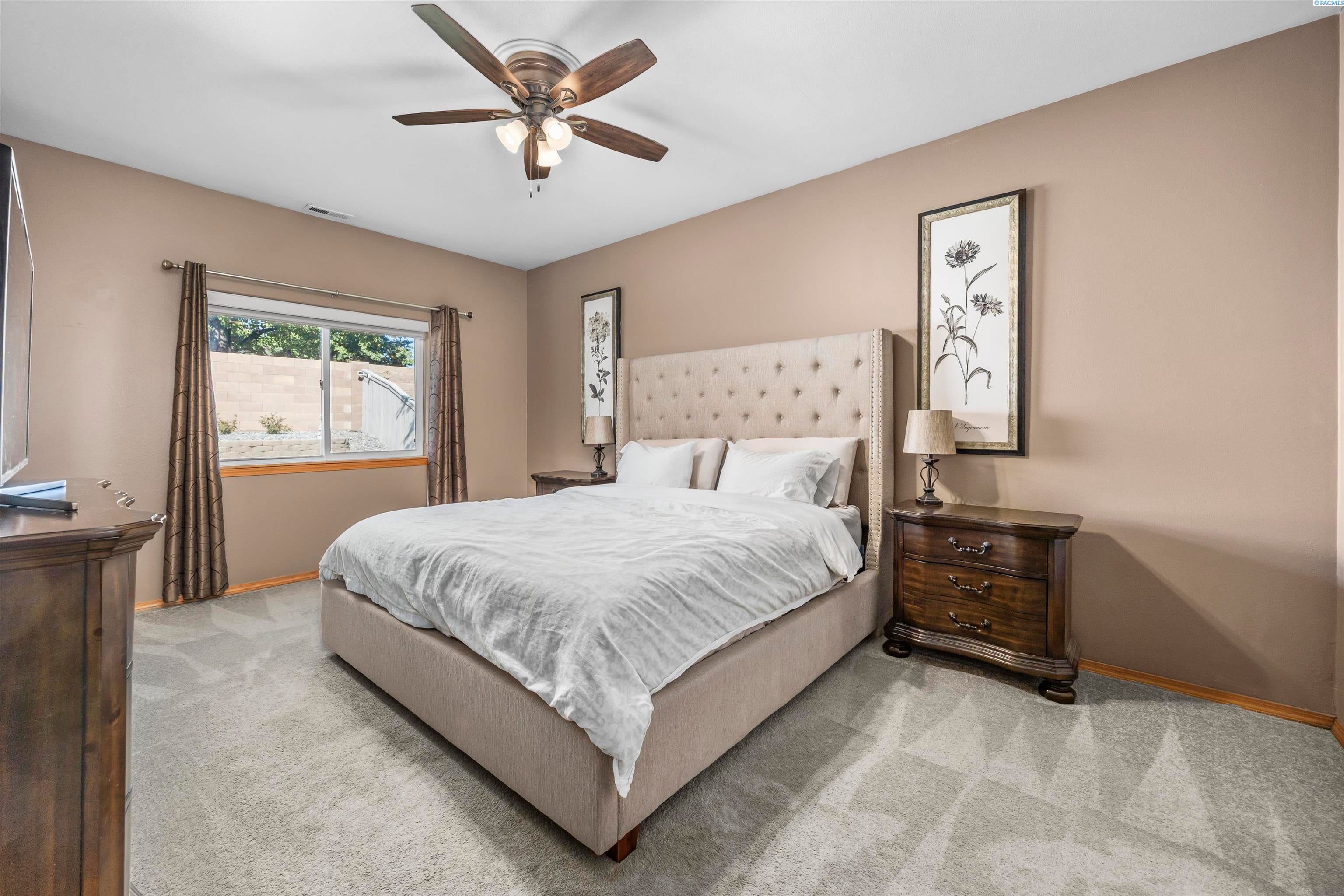 Kennewick, Washington, 99338, United States, 4 Bedrooms Bedrooms, ,2 BathroomsBathrooms,Residential,For Sale,1981833