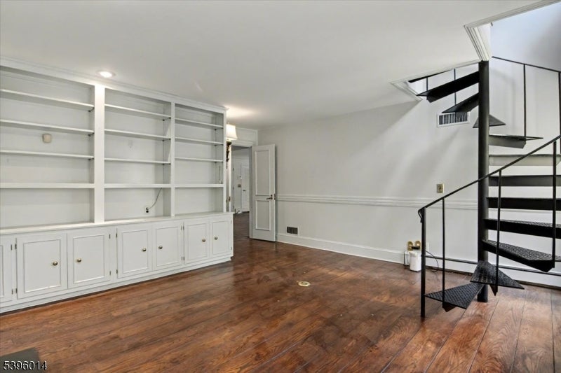 Clifton City, New Jersey, 07013, United States, 5 Bedrooms Bedrooms, ,4 BathroomsBathrooms,Residential,For Sale,1988596