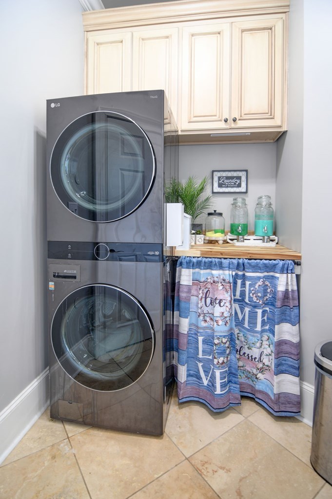 Valdosta, Georgia, 31601, United States, 4 Bedrooms Bedrooms, ,4 BathroomsBathrooms,Residential,For Sale,1995126