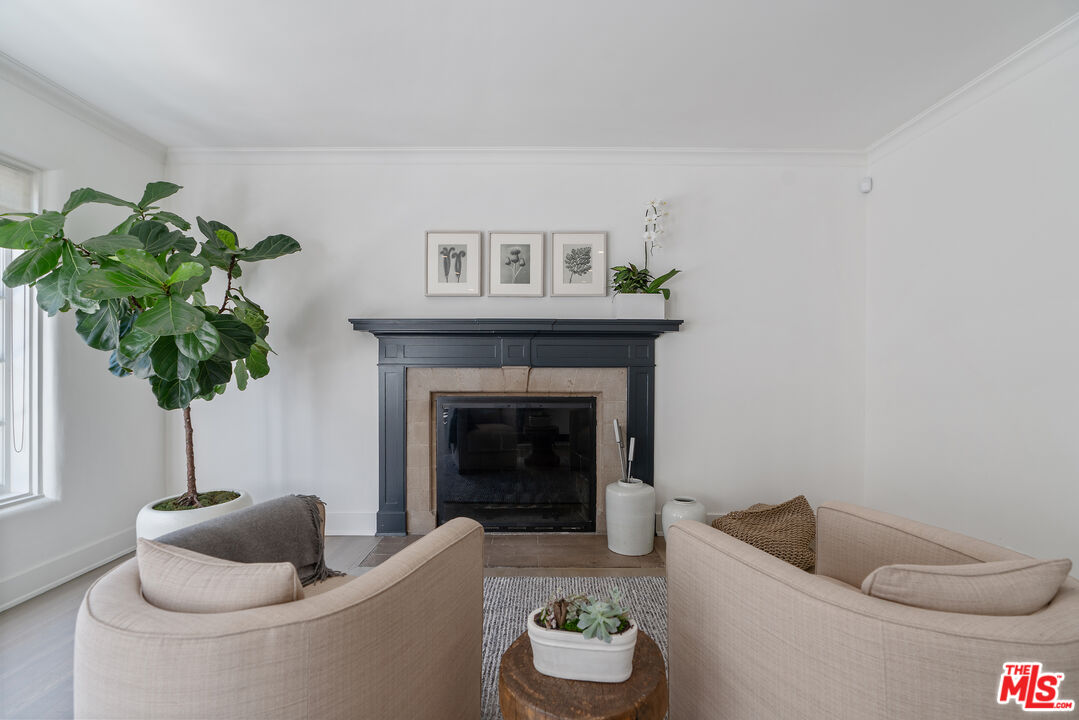 Los Angeles, California, 90020, United States, 5 Bedrooms Bedrooms, ,5 BathroomsBathrooms,Residential,For Sale,1939583