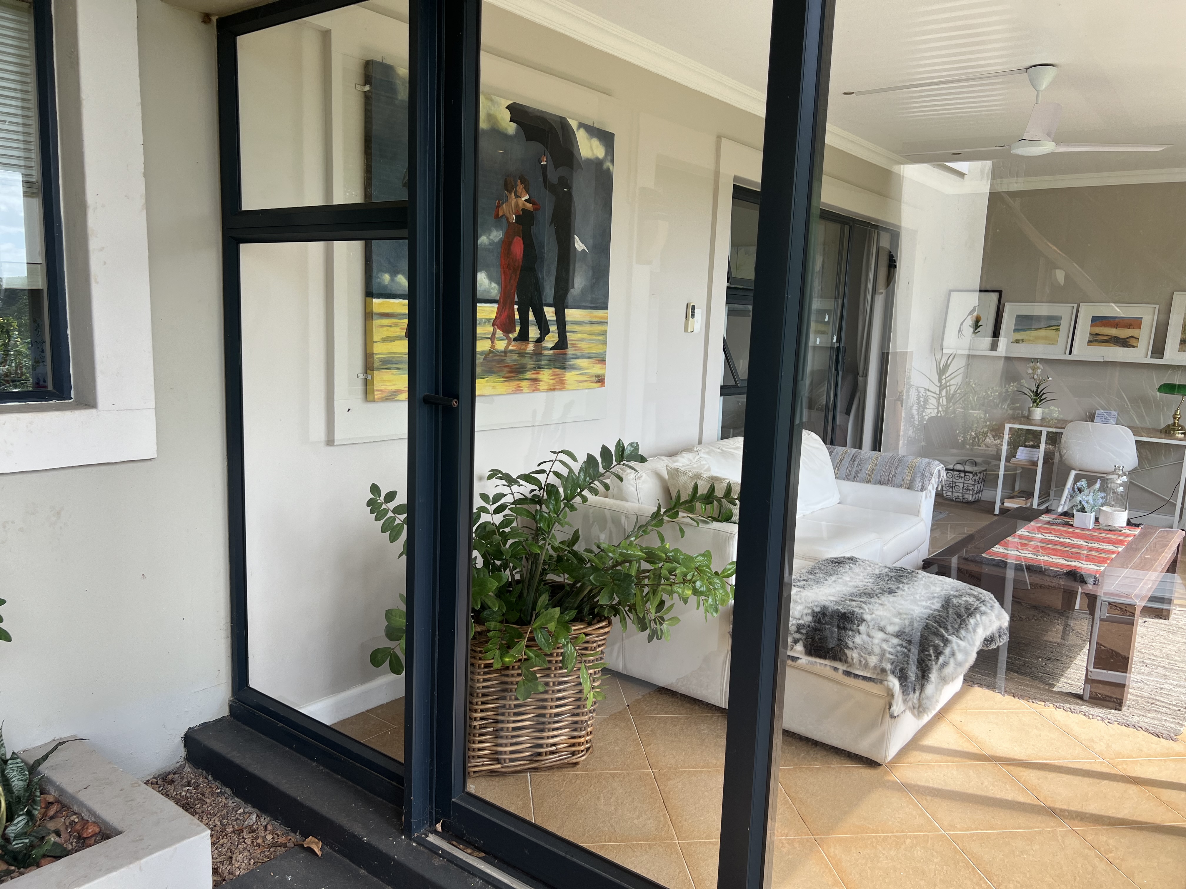  Meticulously maintained home with thoughtfully curated living spaces - 物件實景