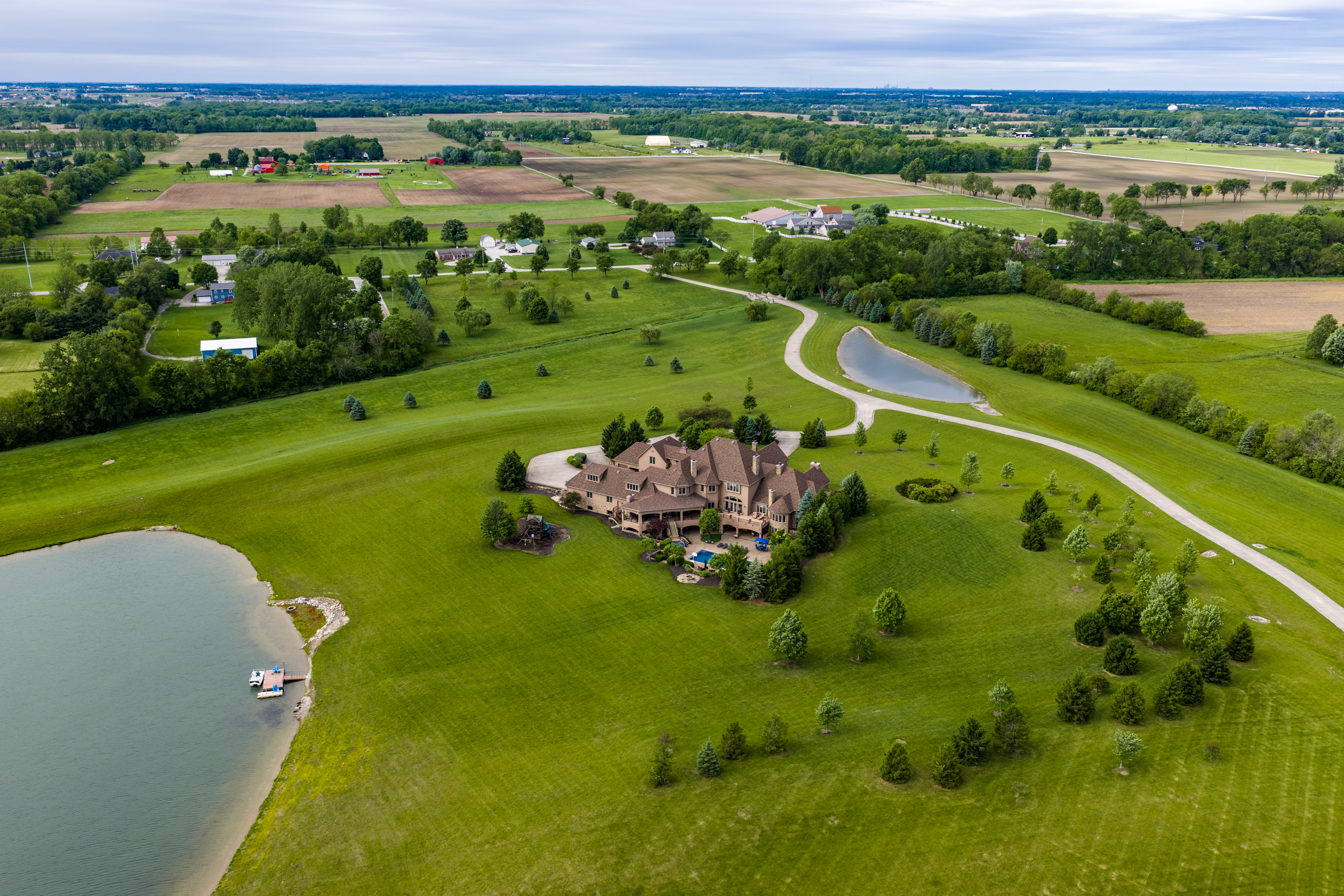  European-Inspired Waterfront Estate with Endless Features - 物件實景