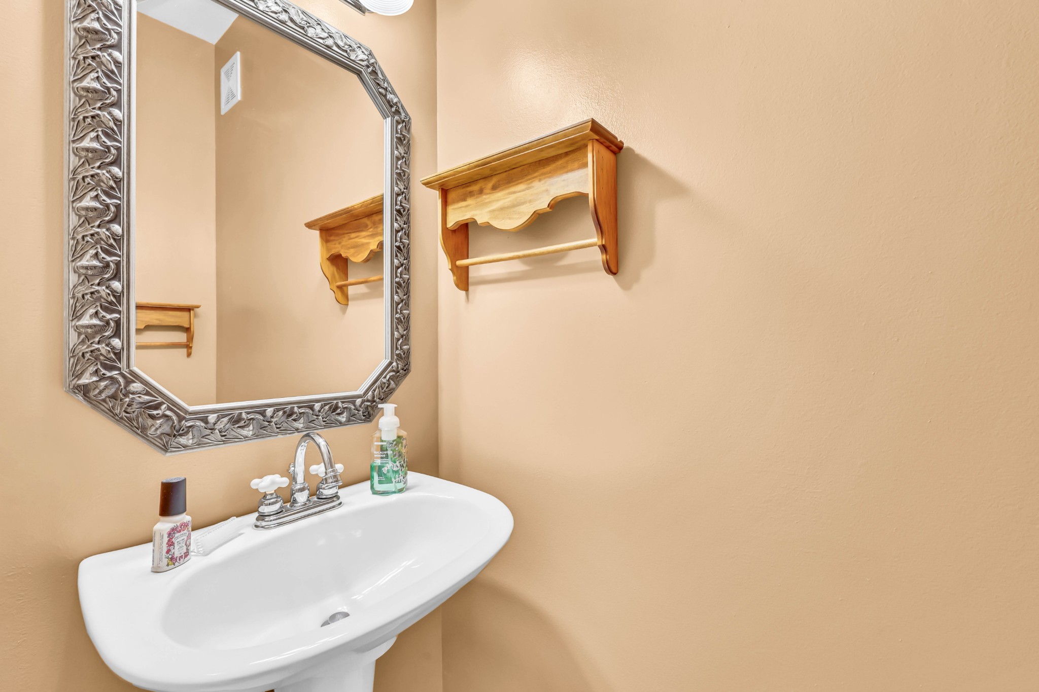 Clarksville, Tennessee, 37043, United States, 4 Bedrooms Bedrooms, ,4 BathroomsBathrooms,Residential,For Sale,1989948