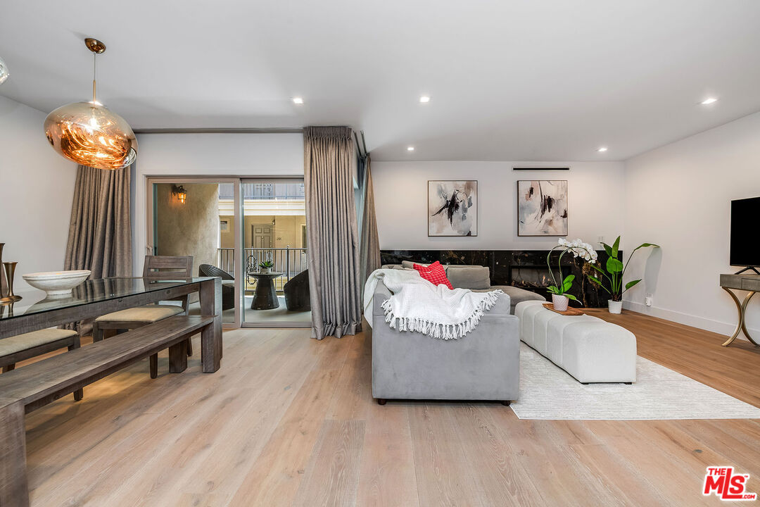 Beverly Hills, California, 90210, United States, 1 Bedroom Bedrooms, ,2 BathroomsBathrooms,Residential,For Sale,1902812