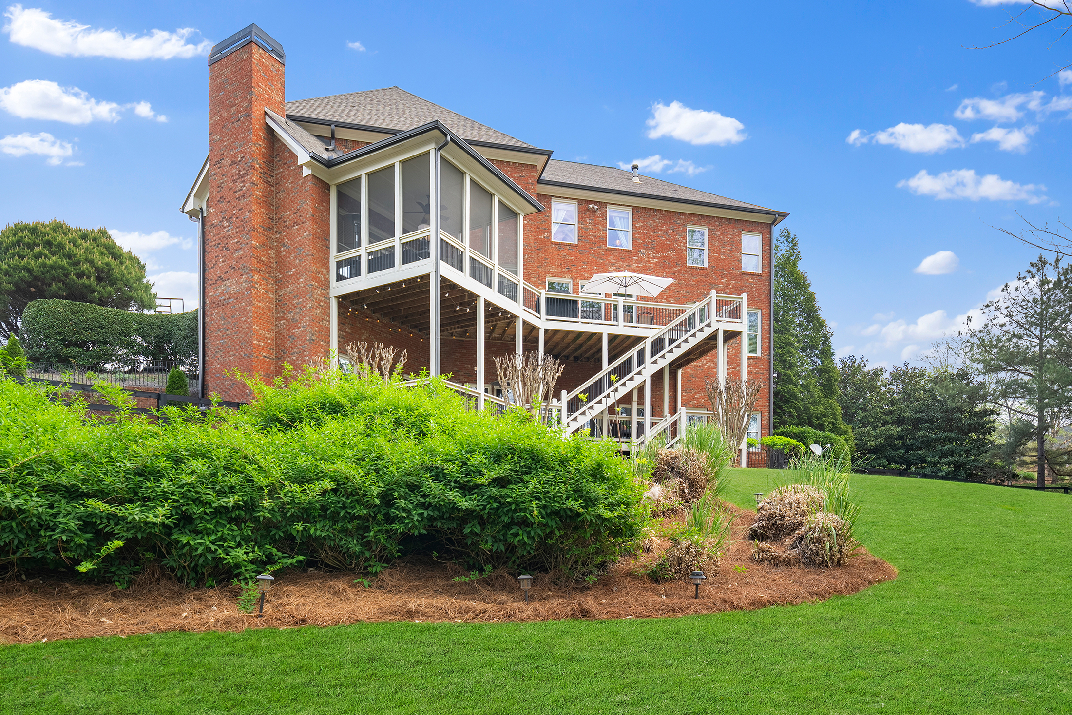  Meticulous Brick Estate Blends Timeless Architecture with Elevated Design - 物件實景