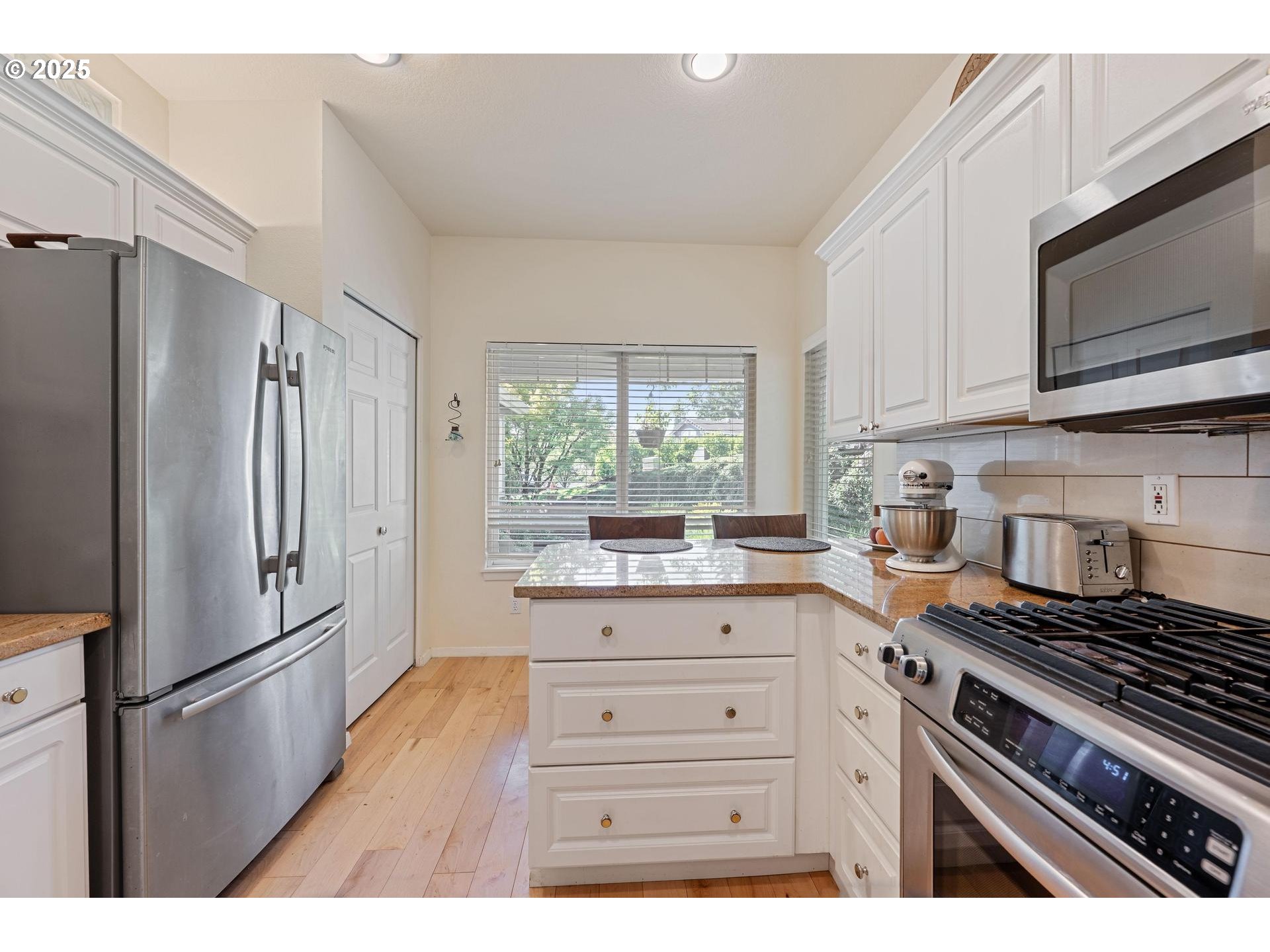 Portland, Oregon, 97229, United States, 2 Bedrooms Bedrooms, ,2 BathroomsBathrooms,Residential,For Sale,1925934