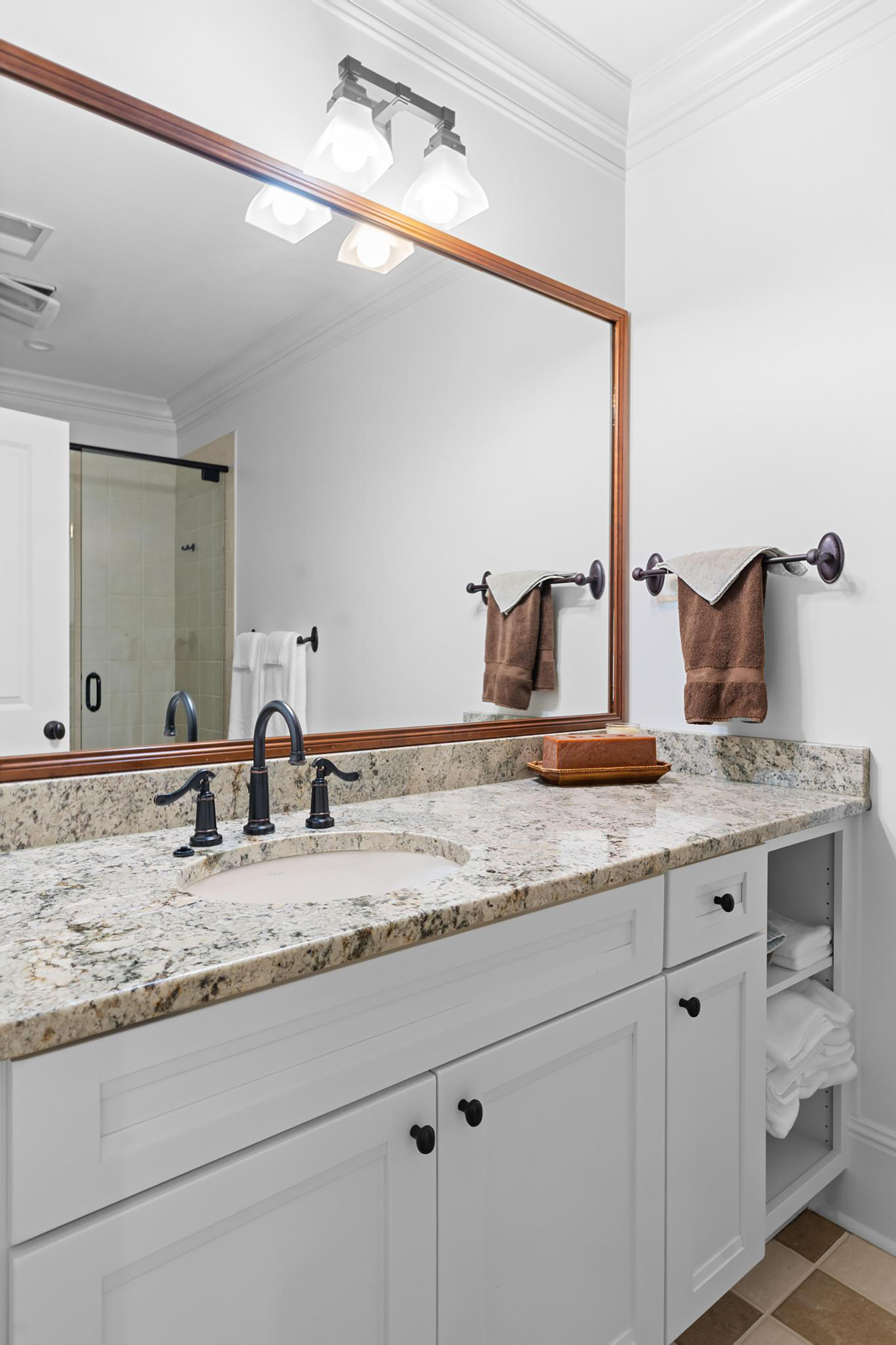  Sophisticated Newer Custom-built Home in Desirable Garden Hills - 物件實景