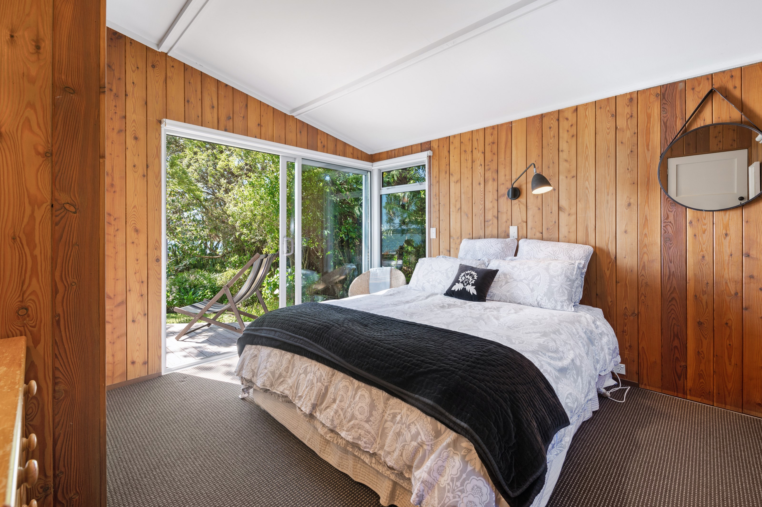 Mid-Century Design, Timeless Lakefront Living - 物件實景