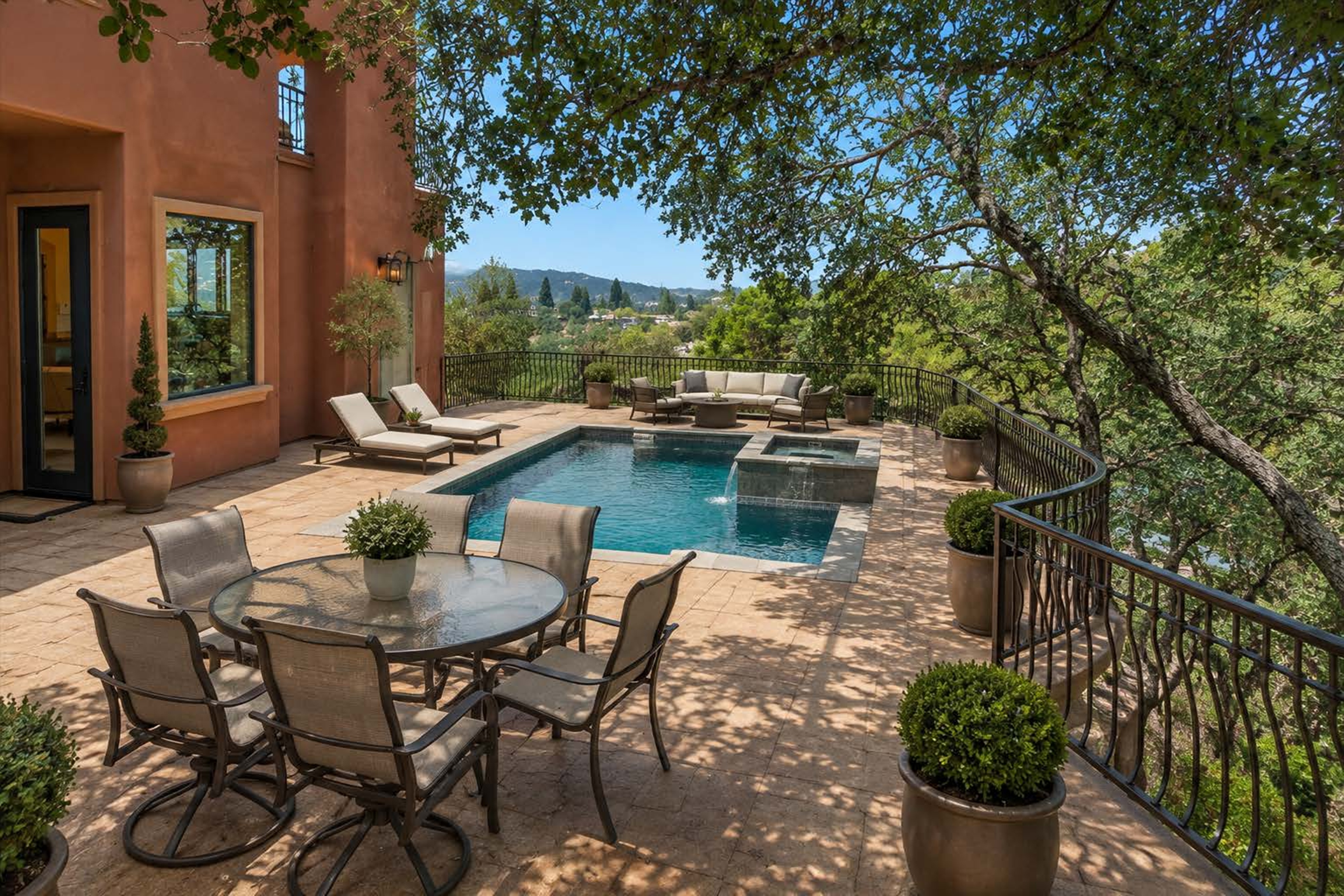  An Extraordinary Round Hill Estate Defined by Privacy, Views, and Sophistication - 物件實景