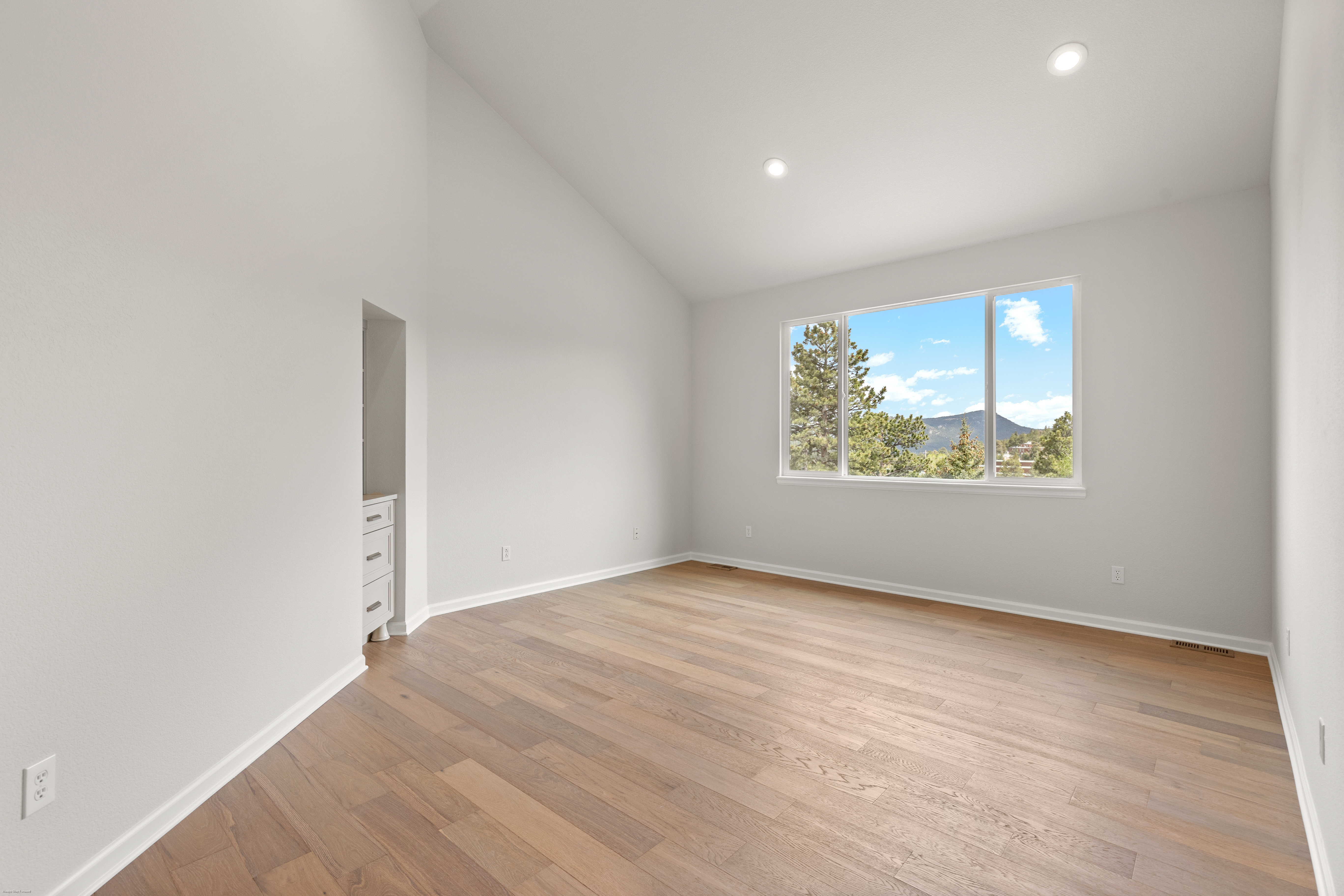  Extensively Renovated Main-Level Living - 物件實景