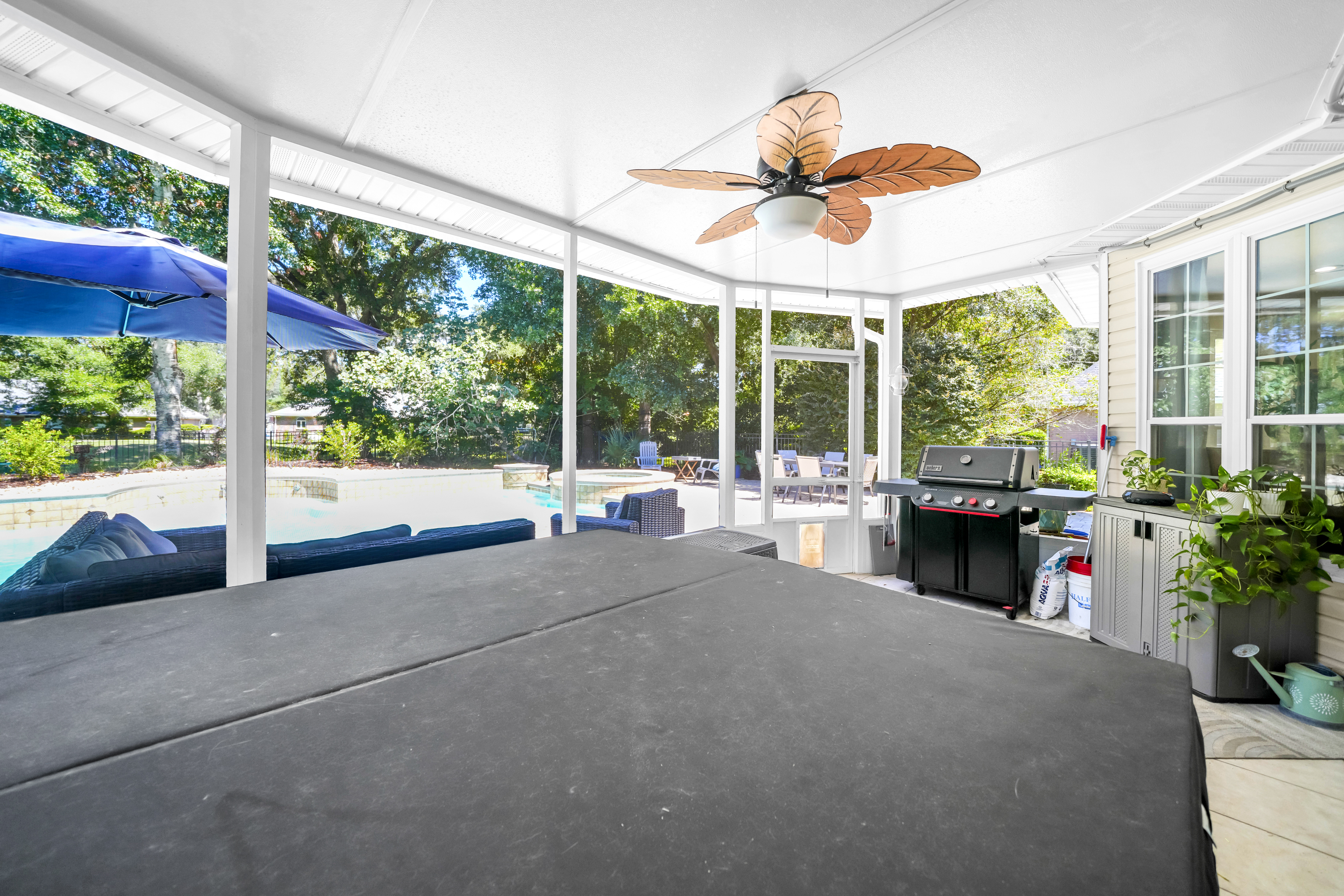  Updated Golf Course Pool Home With Flexible Five-Bedroom Layout - 物件實景