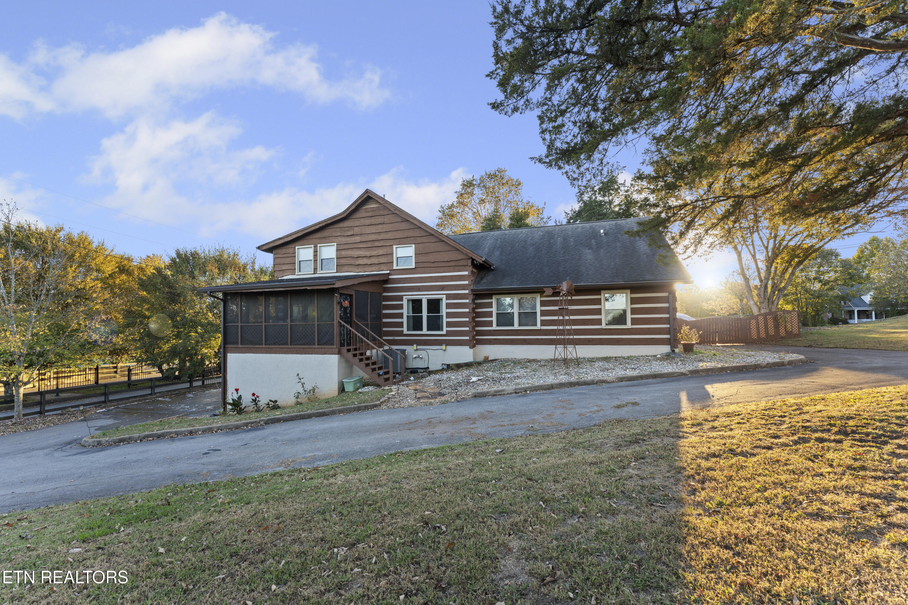 Knoxville, Tennessee, 37922, United States, 4 Bedrooms Bedrooms, ,4 BathroomsBathrooms,Residential,For Sale,1977894