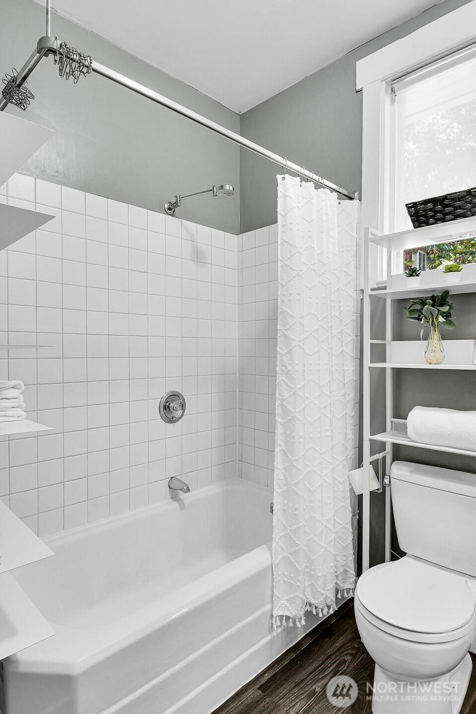 SEATTLE, Washington, 98119, United States, 2 Bedrooms Bedrooms, ,1 BathroomBathrooms,Residential,For Sale,1907615
