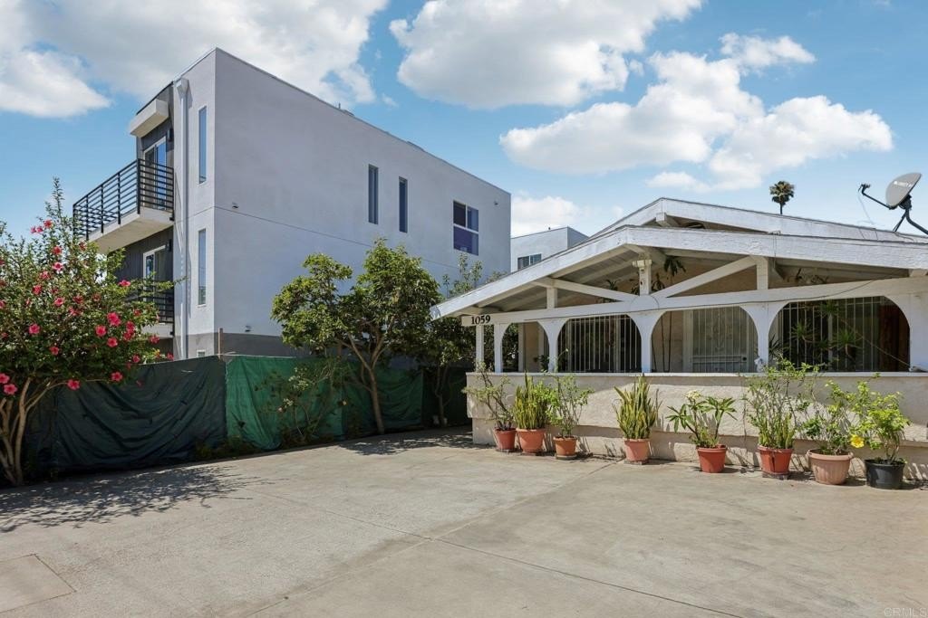Los Angeles, California, 90038, United States, 3 Bedrooms Bedrooms, ,2 BathroomsBathrooms,Residential,For Sale,1925256