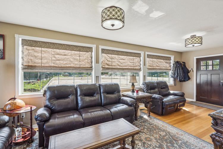 Newton, Iowa, 50208, United States, 4 Bedrooms Bedrooms, ,4 BathroomsBathrooms,Residential,For Sale,1927936