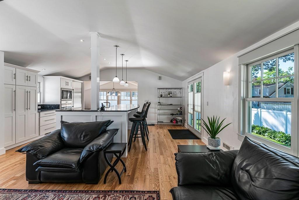 Hamilton, Massachusetts, 01982, United States, 2 Bedrooms Bedrooms, ,1 BathroomBathrooms,Residential,For Sale,1921936