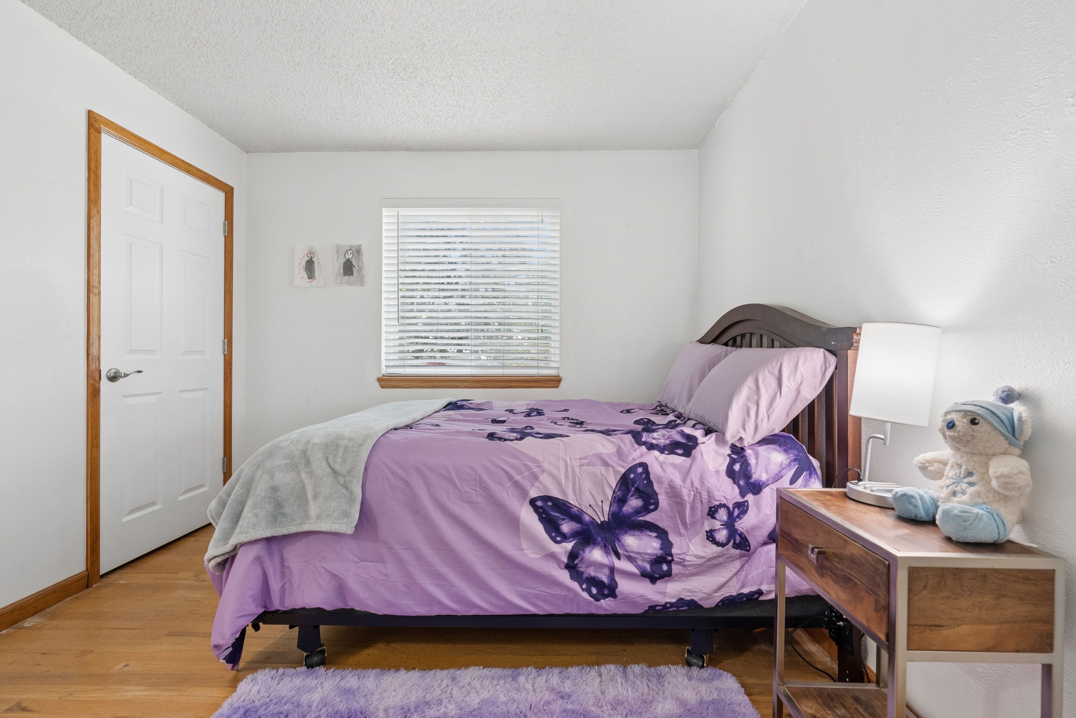 Charming and Well Maintained Home on a Large Corner Lot - 物件實景