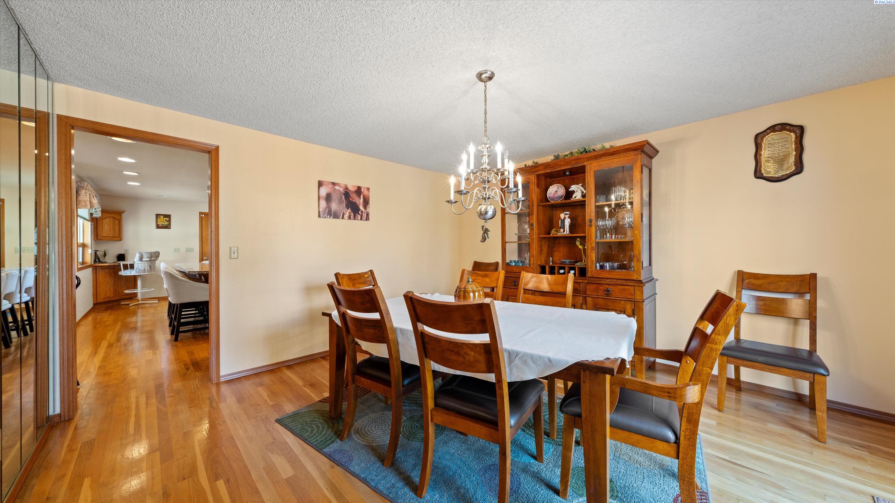 Richland, Washington, 99352, United States, 5 Bedrooms Bedrooms, ,1 BathroomBathrooms,Residential,For Sale,1991452