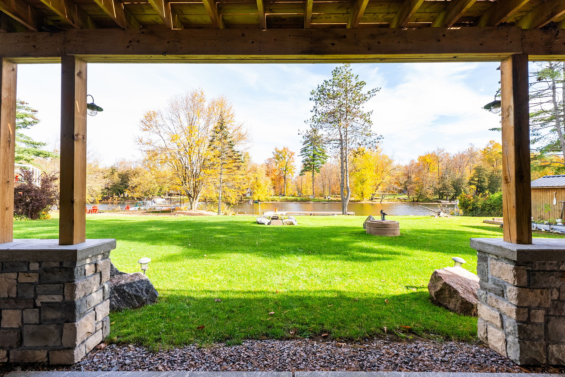  Inviting Waterfront Log Home - 物件實景