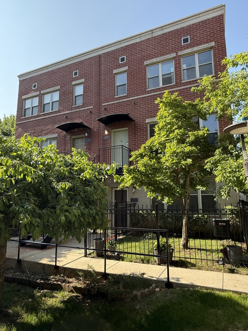 Chicago, Illinois, 60610, United States, 3 Bedrooms Bedrooms, ,3 BathroomsBathrooms,Residential,For Sale,1928687