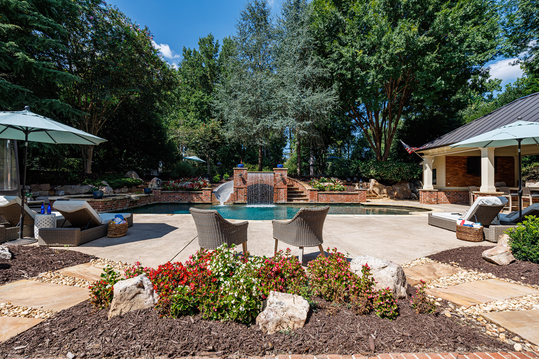  Impressive Brick Estate on a Private Wooded 1+/- Acre Lot in The Manor - 物件實景