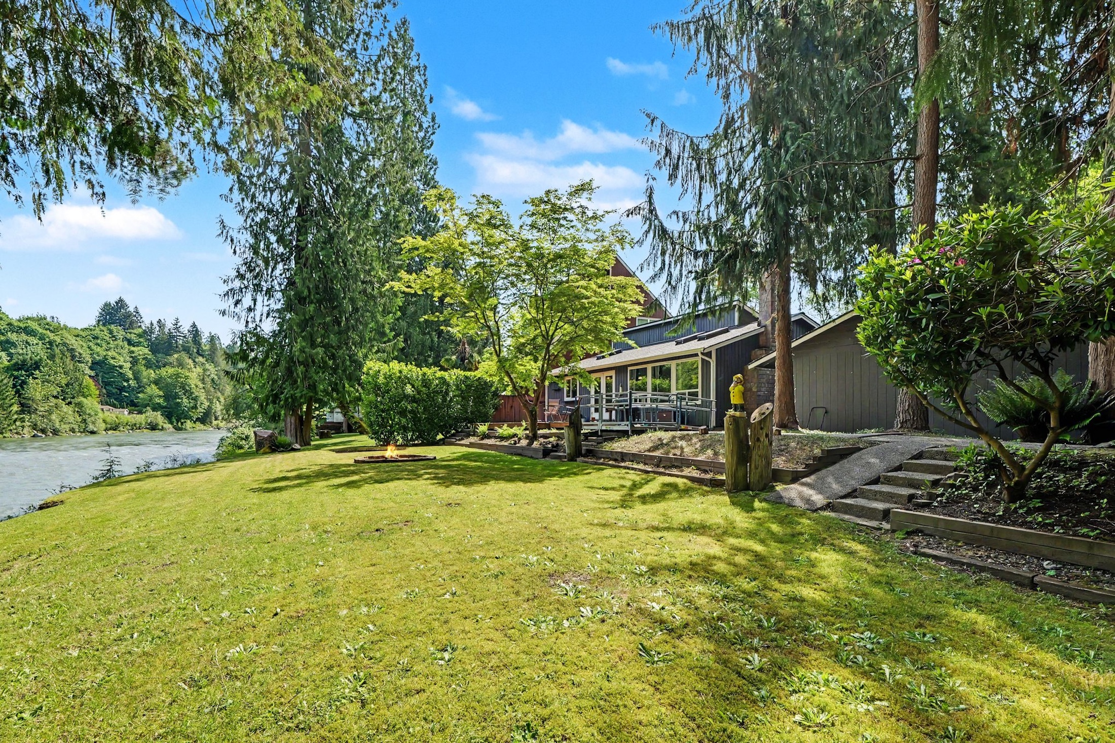  Charming Riverfront Home - 物件實景