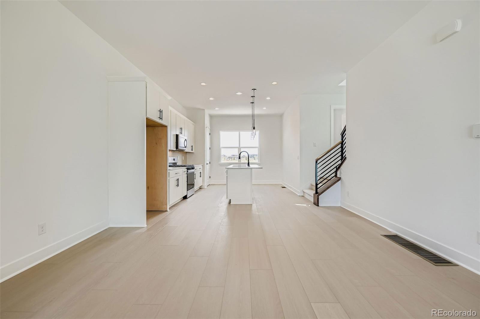 Aurora, Colorado, 80019, United States, 4 Bedrooms Bedrooms, ,3 BathroomsBathrooms,Residential,For Sale,1958574