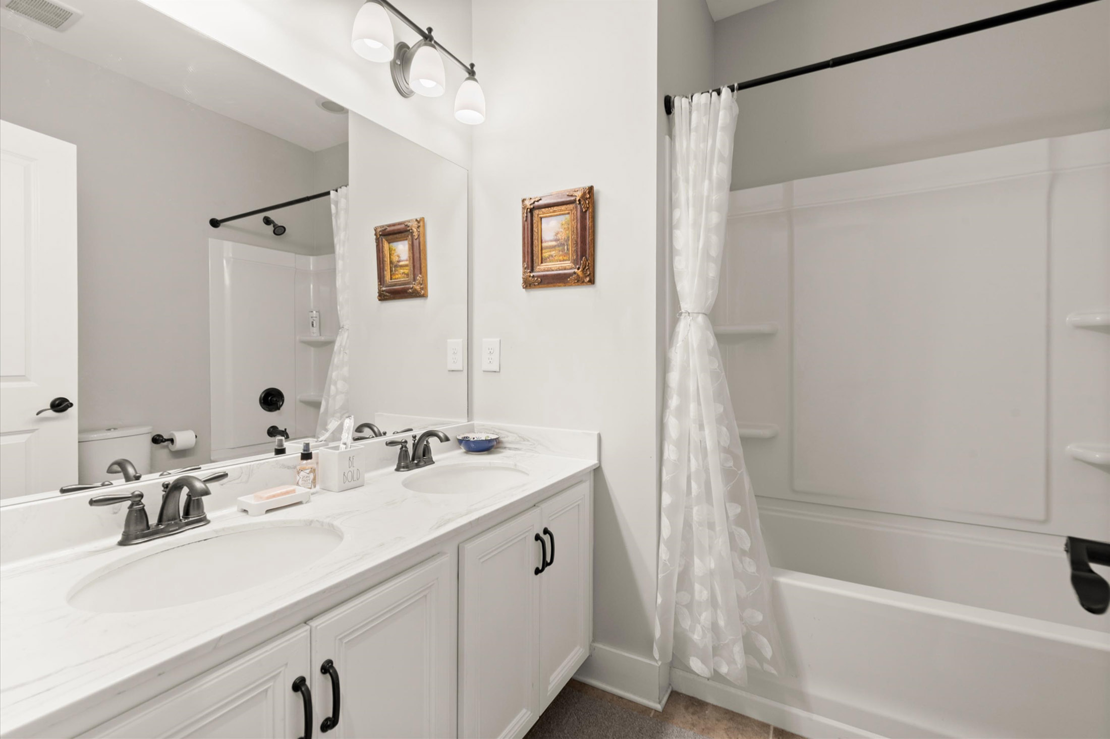  One-of-a-kind Home Offers an Exceptional Blend of Space, Style, and Upgrades - 物件實景