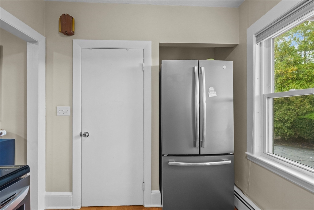 Marblehead, Massachusetts, 01945, United States, 2 Bedrooms Bedrooms, ,1 BathroomBathrooms,Residential,For Sale,1975019