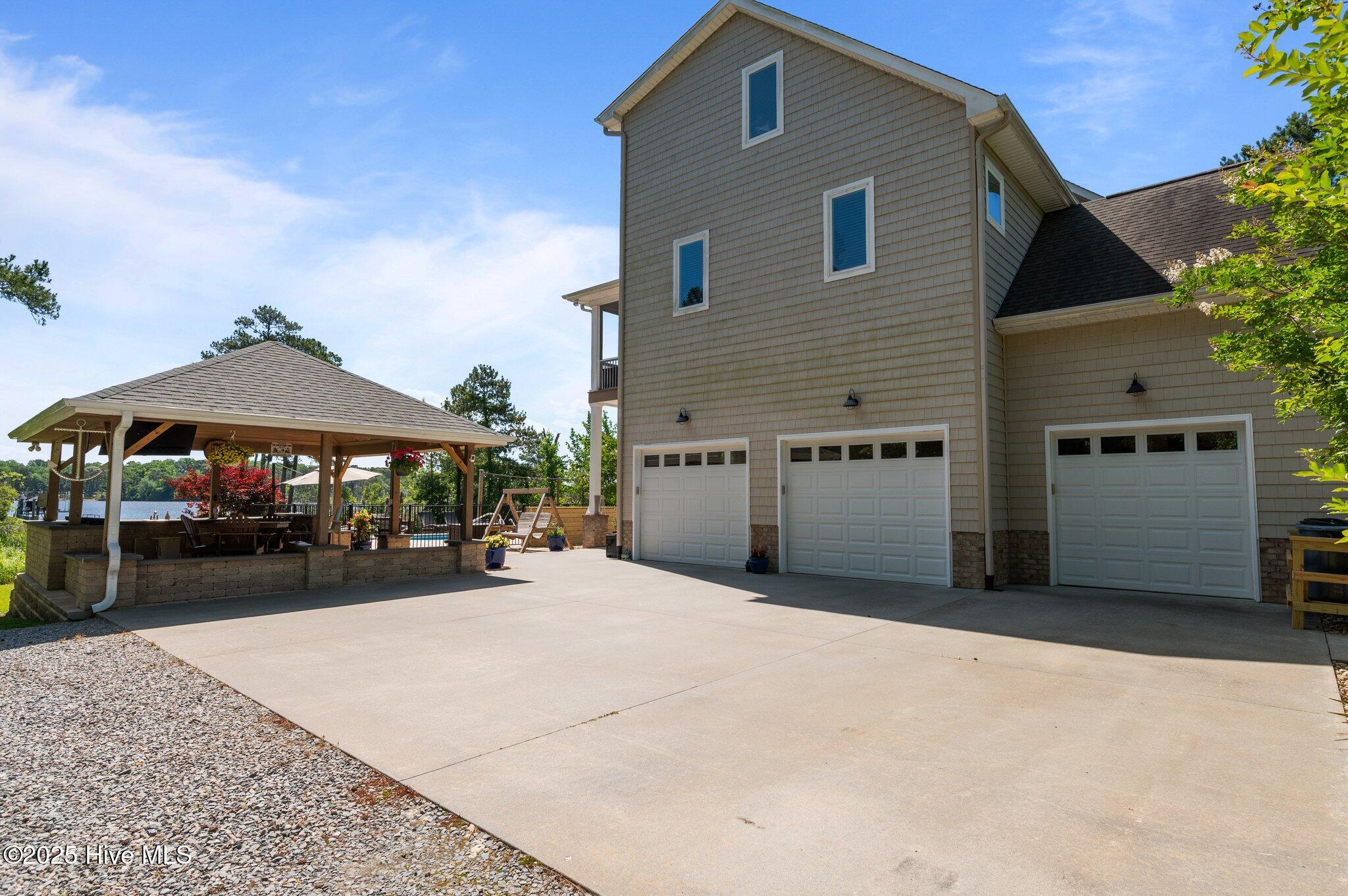 Chocowinity, North Carolina, 27817, United States, 4 Bedrooms Bedrooms, ,5 BathroomsBathrooms,Residential,For Sale,1827727