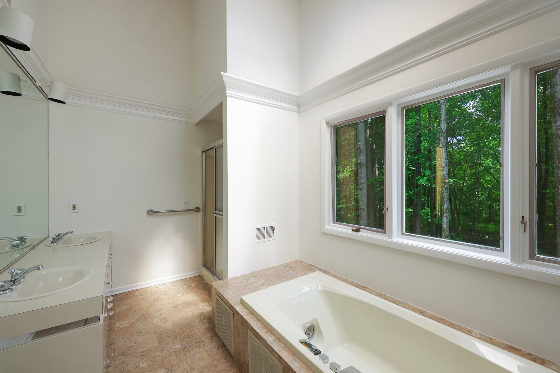  Spacious Living, Thoughtful Updates and Desirable Location - 物件實景