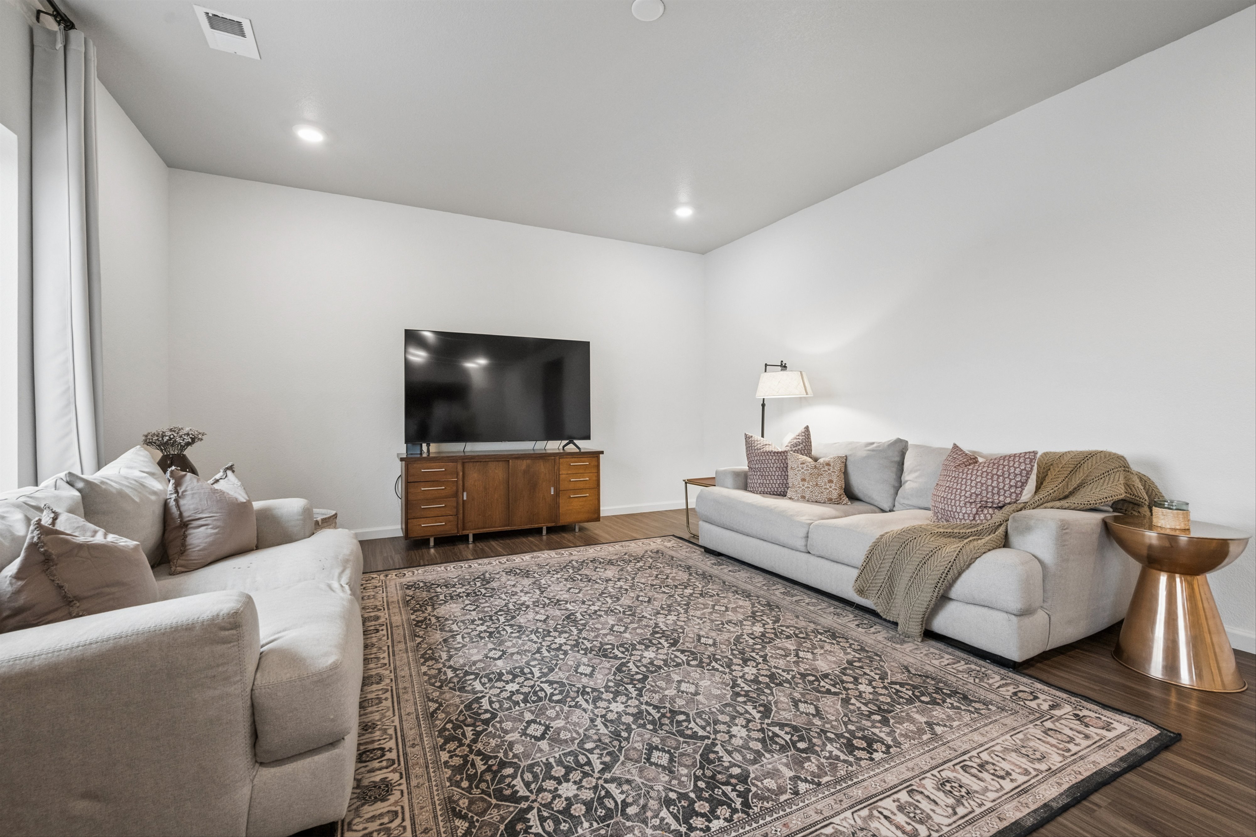  Welcome To Your Dream Home, Providing The Perfect Blend Of Comfort And Elegance. - 物件實景