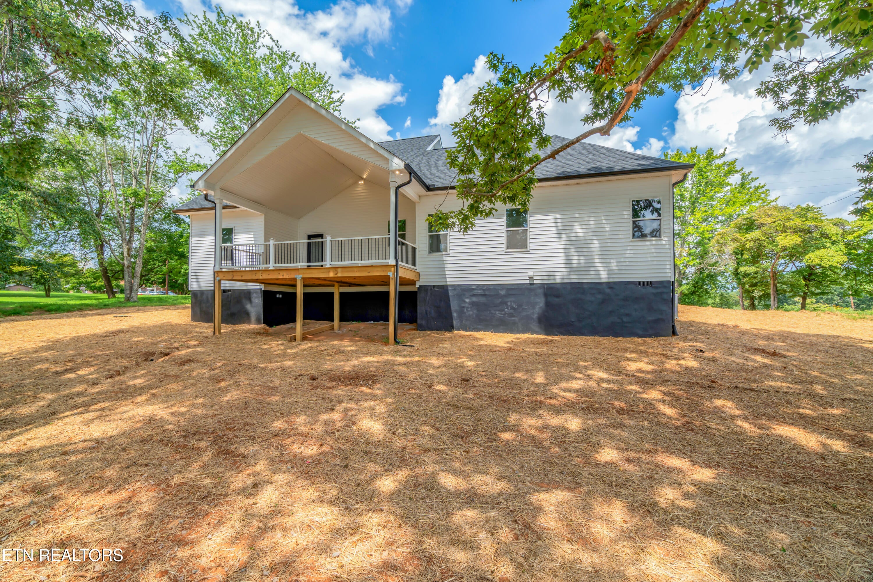 Kingston, Tennessee, 37763, United States, 3 Bedrooms Bedrooms, ,2 BathroomsBathrooms,Residential,For Sale,1907401