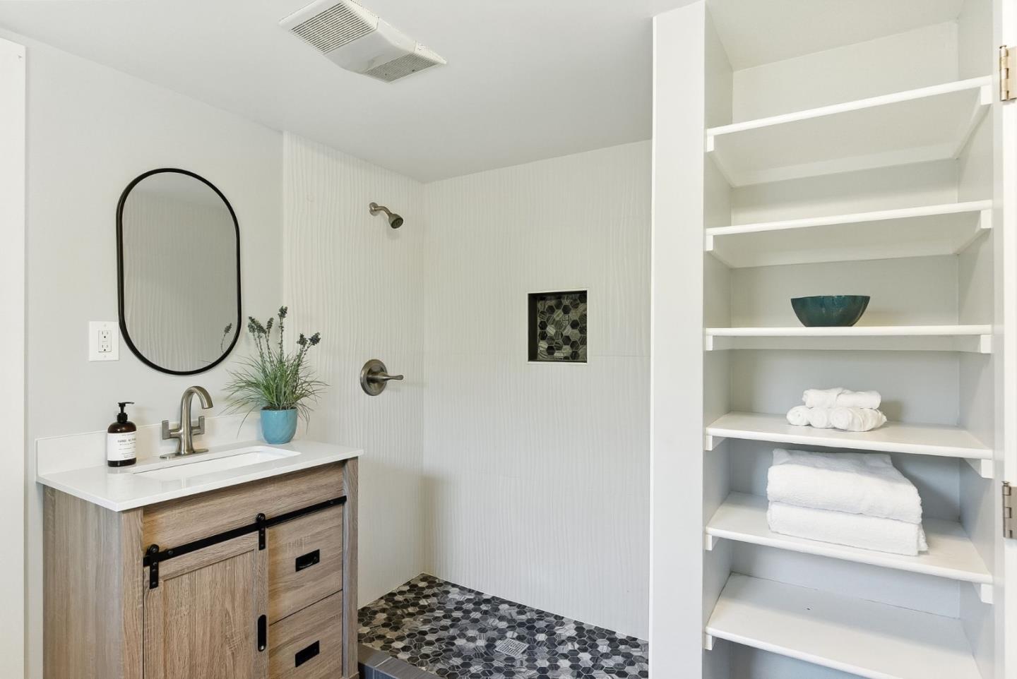 Redwood City, California, 94063, United States, 2 Bedrooms Bedrooms, ,1 BathroomBathrooms,Residential,For Sale,1885449