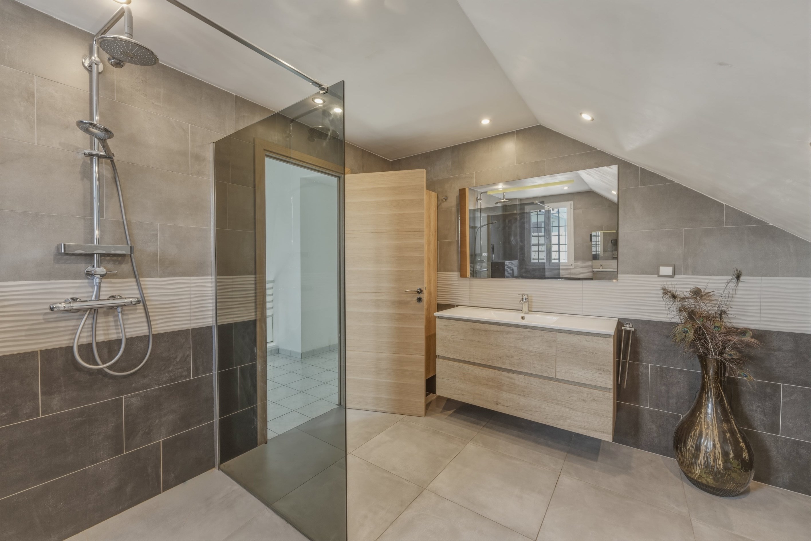  Elegant Home with Swimming Pool in a Peaceful Residential Setting - 物件實景